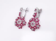 Pt950 Rubin-Diamant-Ohrringe mit Blumenmuster von MOISEIKIN