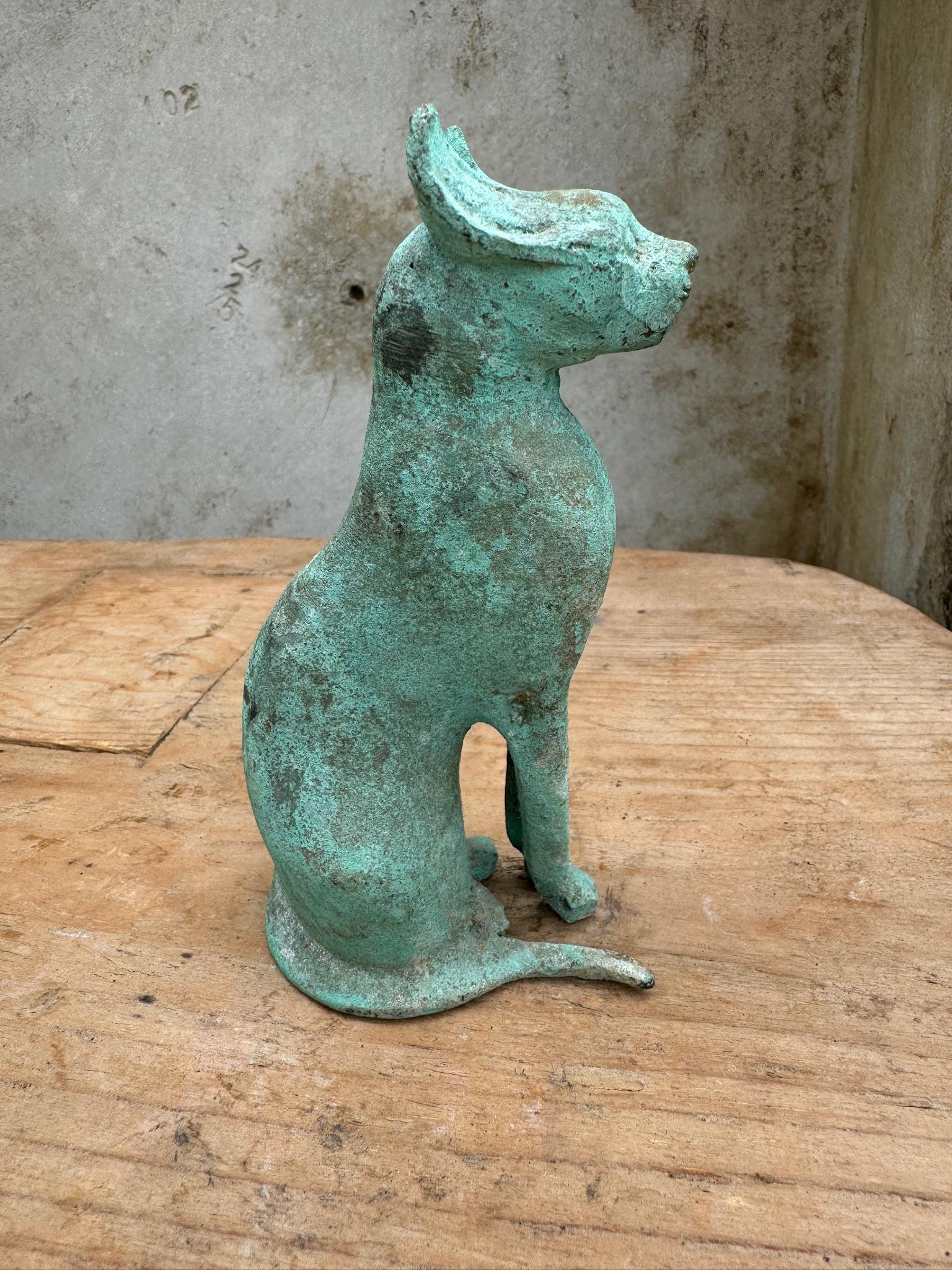 Escultura egipcia de bronce de un gato tolemaico Arte popular
