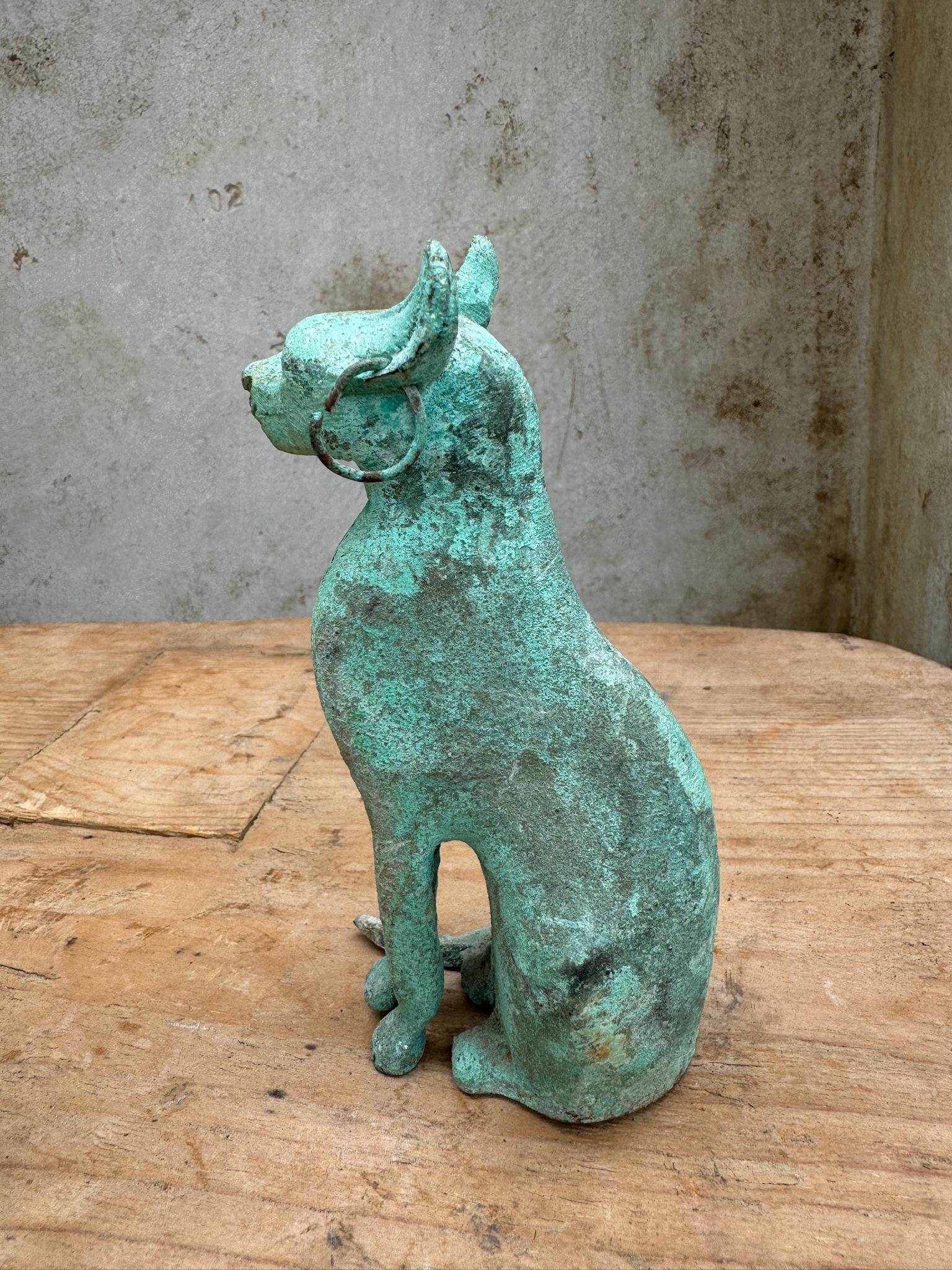Escultura egipcia de bronce de un gato tolemaico siglo XX