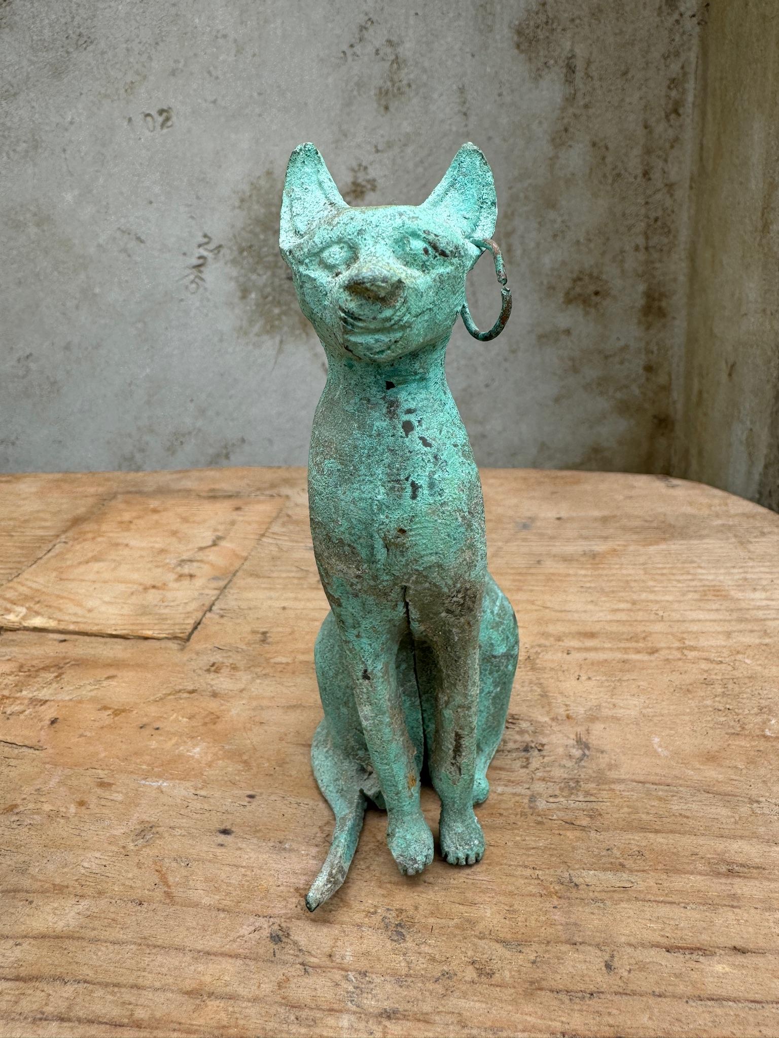 Escultura egipcia de bronce de un gato tolemaico Bronce