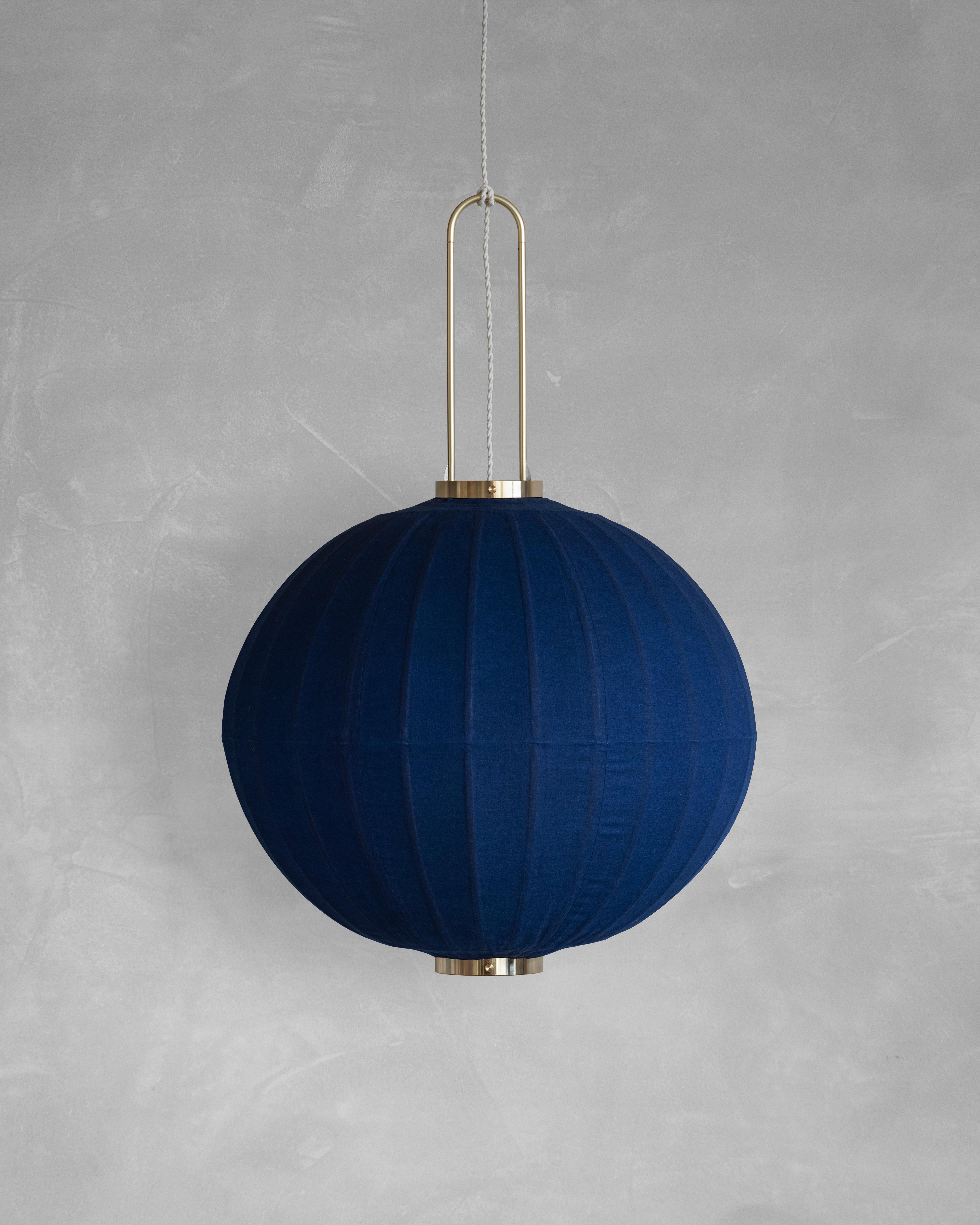 Lampada a sospensione PU01M L di I.L.A.
Dimensioni: P 57 x L 57 x H 50 cm.
Materiale: Struttura in noce e bambù, Tessuti colorati a mano, Tubi in metallo, Pizzo in pelle, Plafoniera in porcellana fatta a mano.


Questo colore marrone è ispirato a Wu
