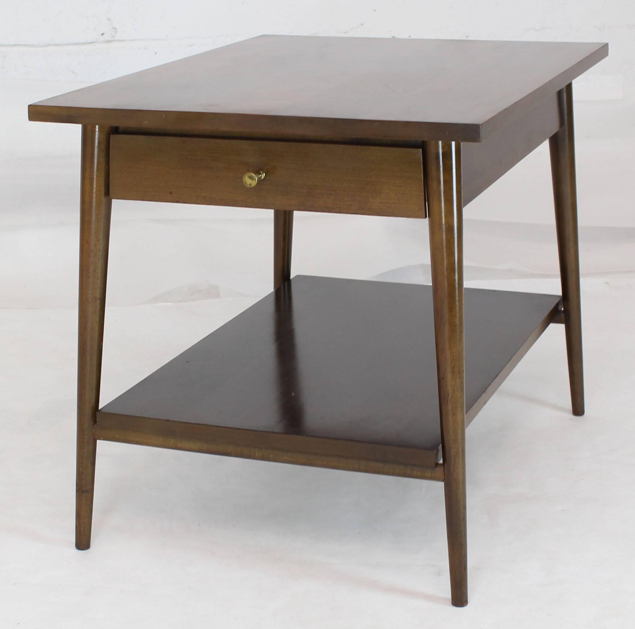 Tavolino a due livelli McCobb del gruppo Planner Group, in stile Mid-Century Modern. Tirante a forma di cono in ottone massiccio.