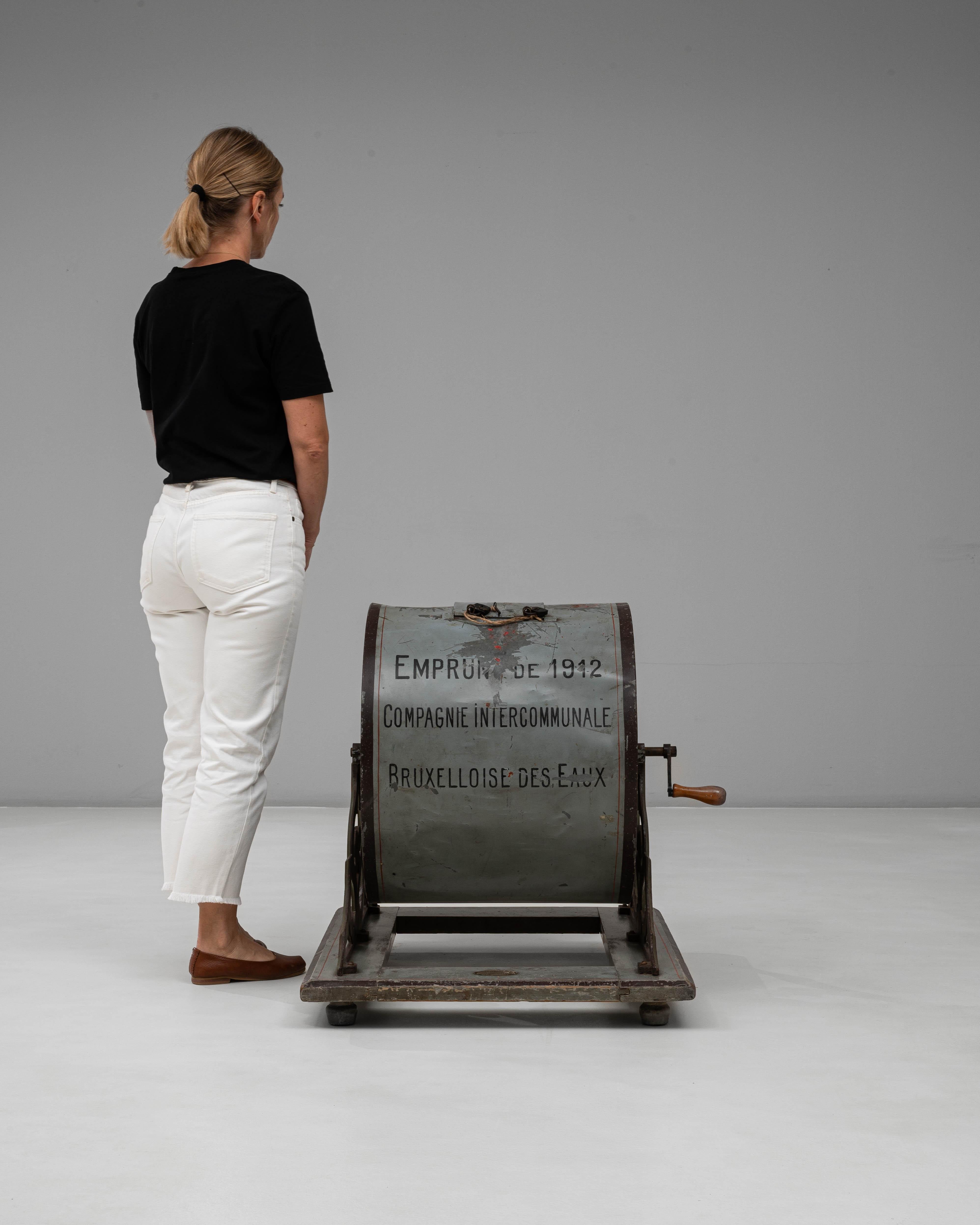 Diese Lotterietrommel der Brüsseler Wassergesellschaft aus dem frühen 20. Jahrhundert erzählt eine faszinierende Geschichte der belgischen Zivilgesellschaft. Sie stammt aus dem Jahr 1912 und wurde einst für die Zeichnung öffentlicher Anleihen