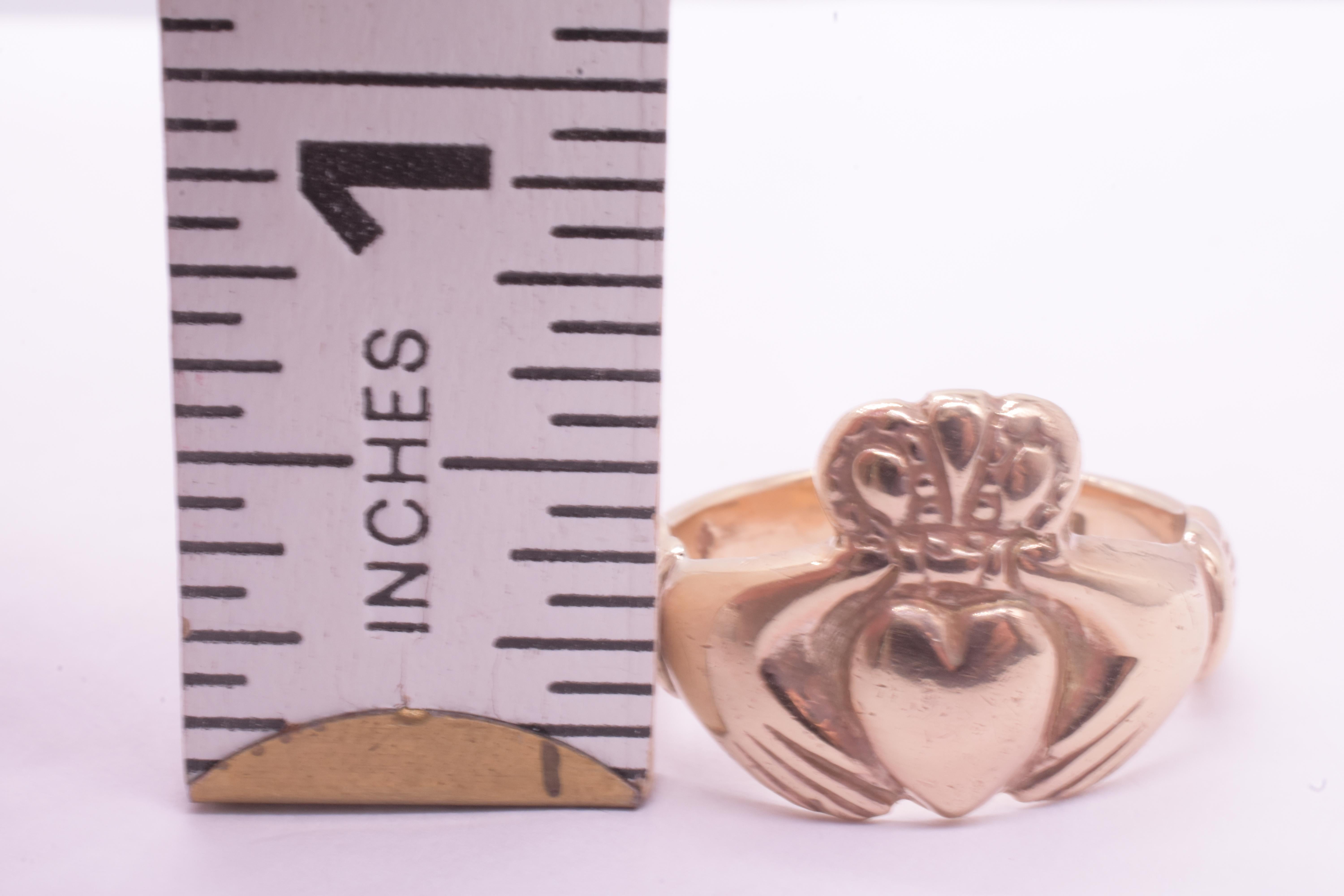 Bague irlandaise Claddagh avec motif de cœurs en forme de mains pendantes, taille 7, 1910 Excellent état - En vente à Baltimore, MD