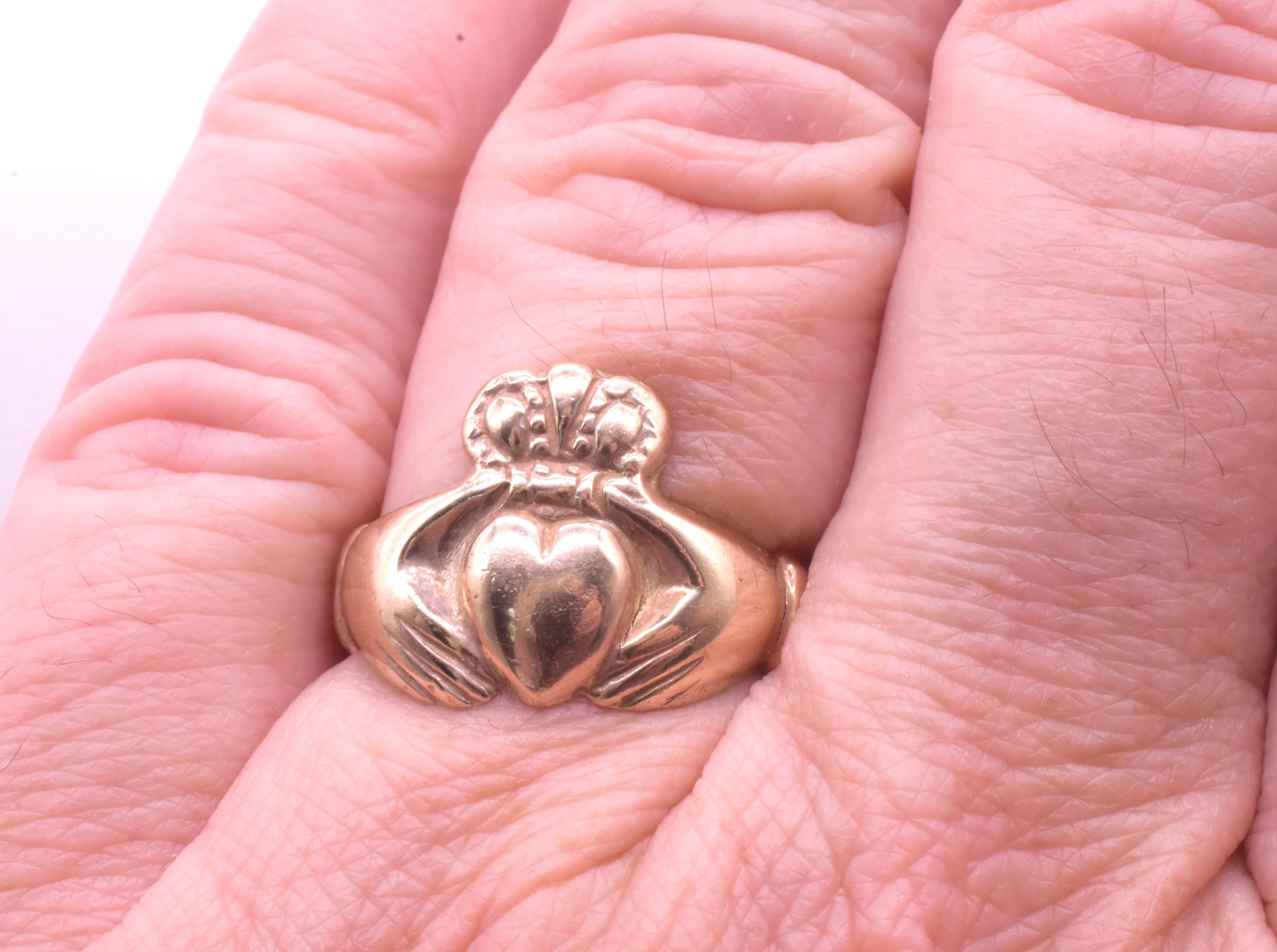 Bague irlandaise Claddagh avec motif de cœurs en forme de mains pendantes, taille 7, 1910 Unisexe en vente
