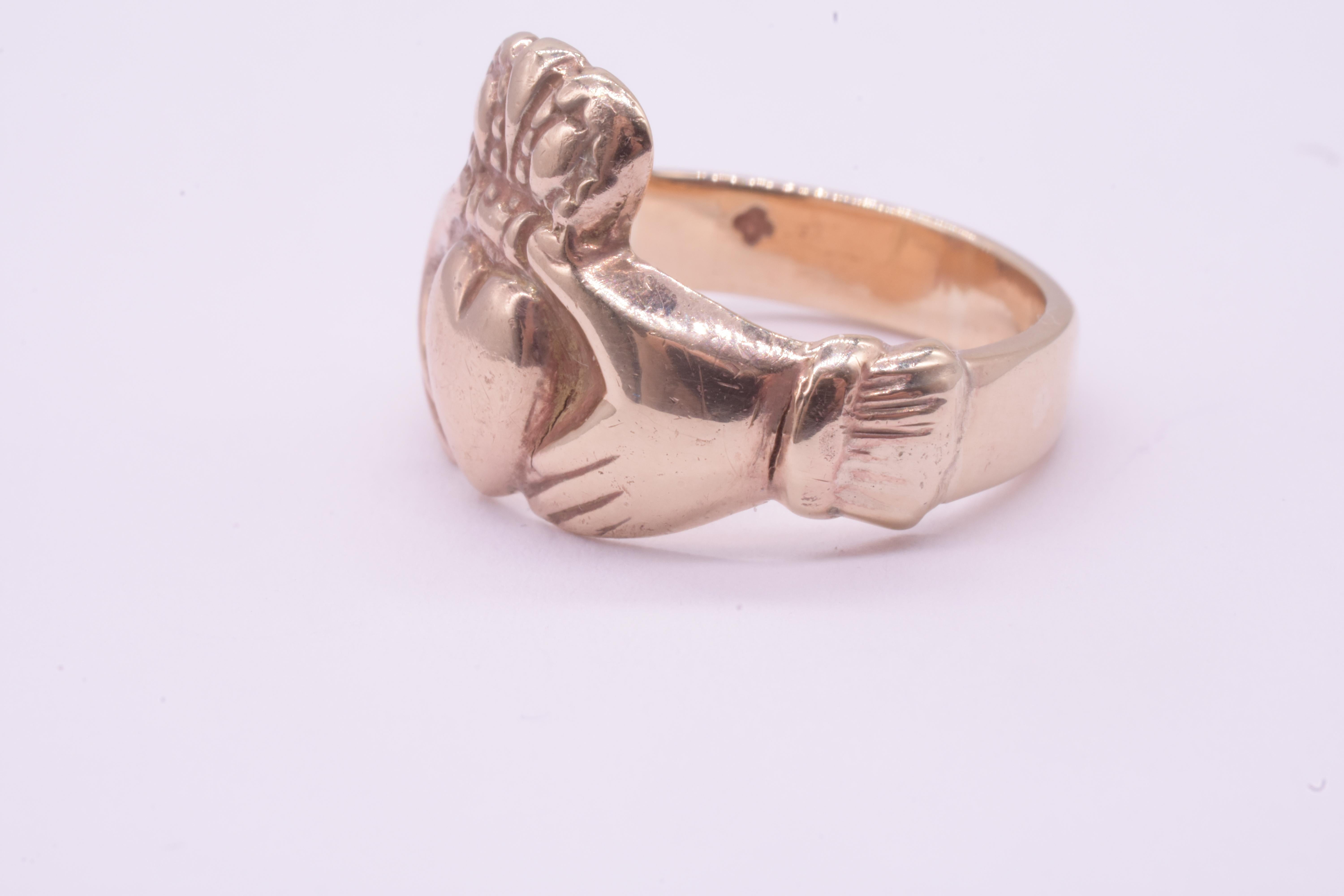 Bague irlandaise Claddagh avec motif de cœurs en forme de mains pendantes, taille 7, 1910 en vente 1