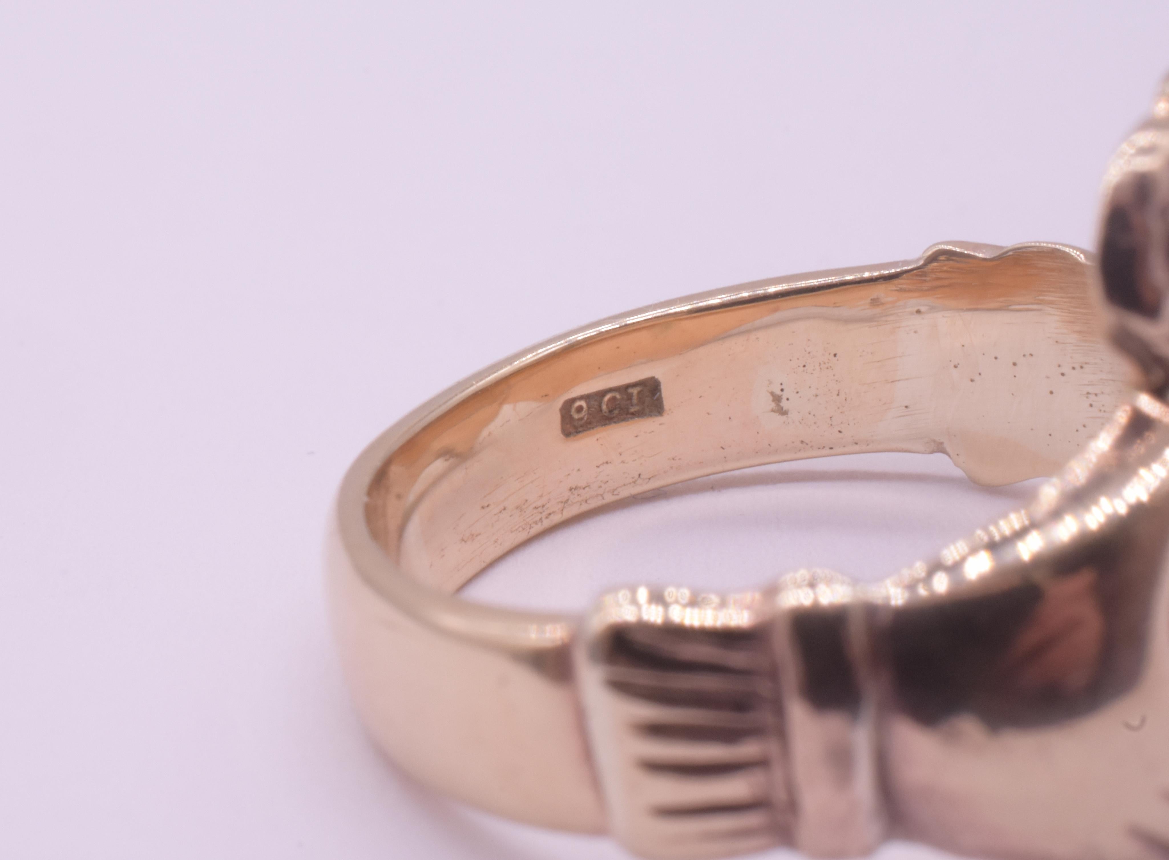 Bague irlandaise Claddagh avec motif de cœurs en forme de mains pendantes, taille 7, 1910 en vente 2