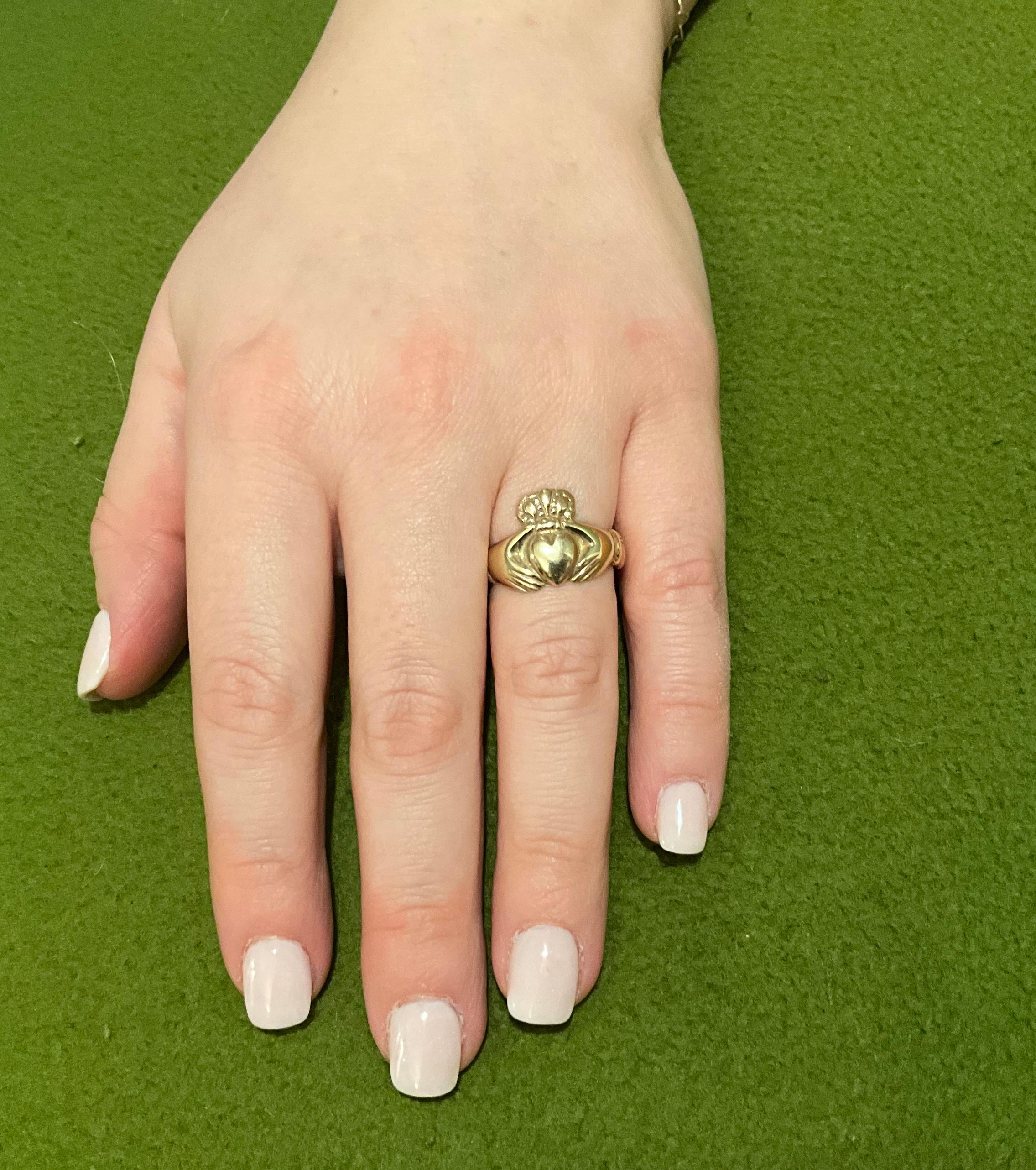 Bague irlandaise Claddagh avec motif de cœurs en forme de mains pendantes, taille 7, 1910 en vente 3