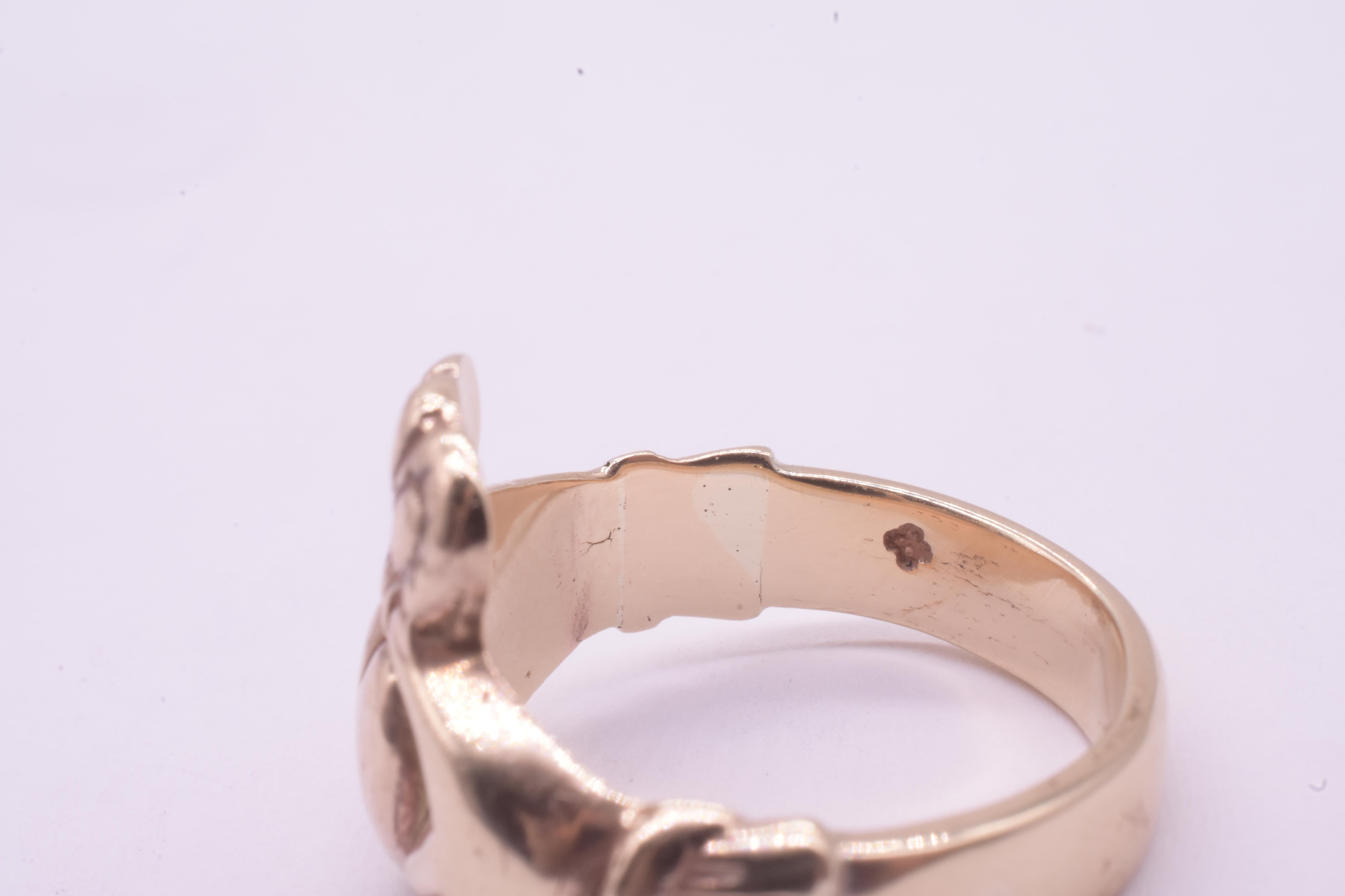 Bague irlandaise Claddagh avec motif de cœurs en forme de mains pendantes, taille 7, 1910 en vente 4