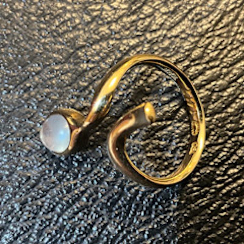 C1980 18 carati Georg Jensen Anello a serpente con pietra di luna singola stilizzata e curvilinea in vendita 6