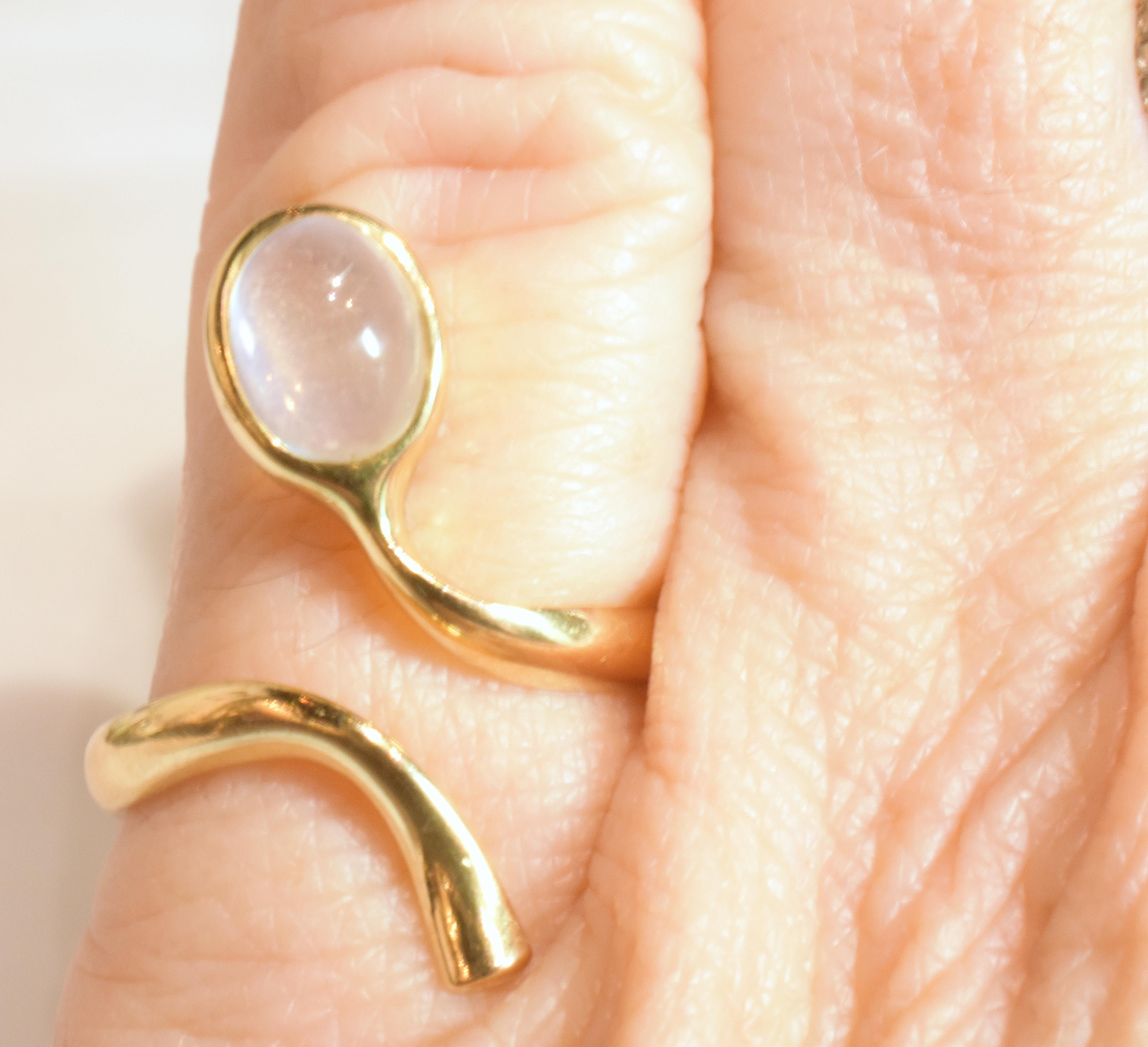 C1980 18 carati Georg Jensen Anello a serpente con pietra di luna singola stilizzata e curvilinea In condizioni ottime in vendita a Baltimore, MD