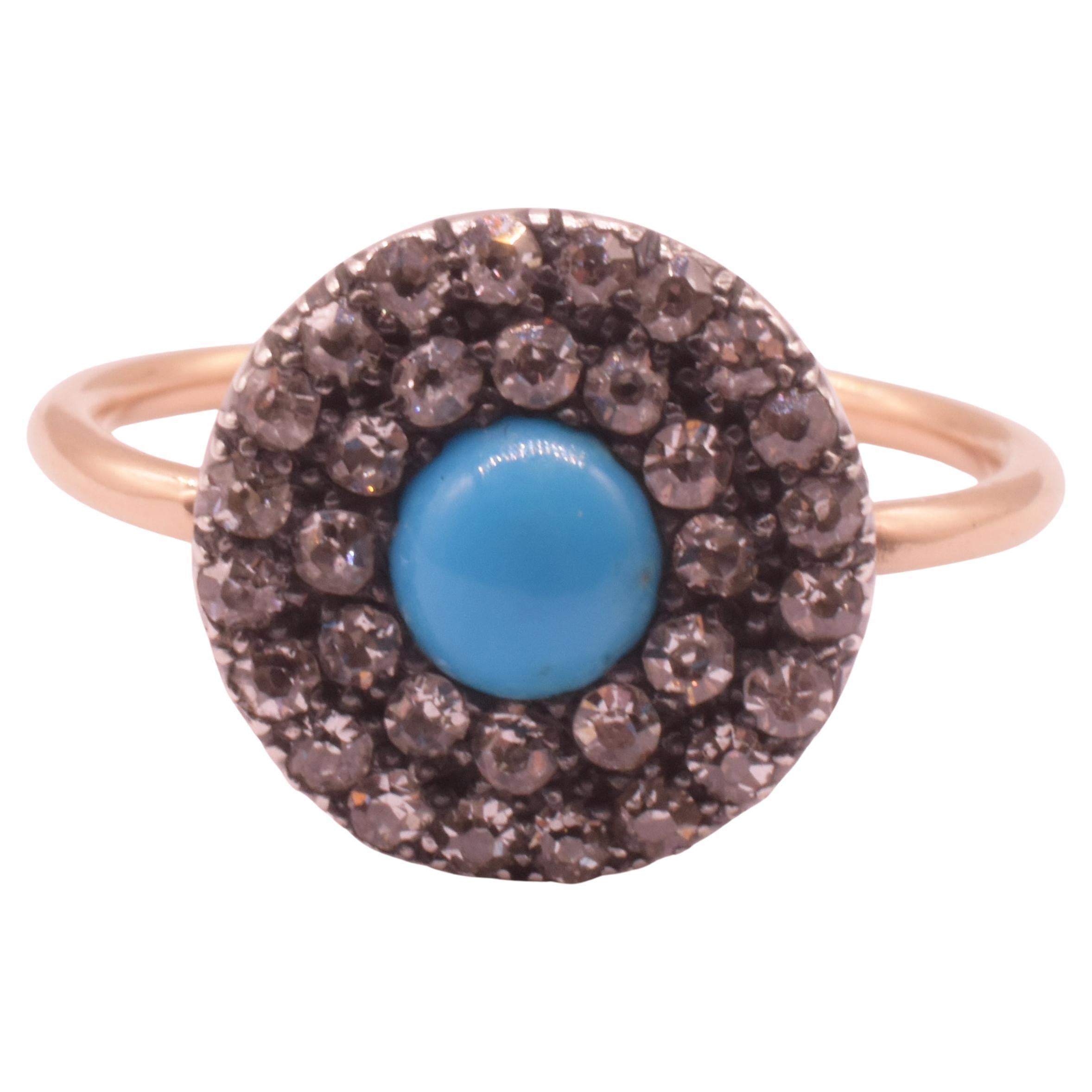 Perfetto per un anniversario speciale o per un anello di fidanzamento, questo è un anello d'amore romantico sotto molti aspetti, a partire dalla pietra turchese come punto focale. Il nostro anello con diamante a grappolo è stato realizzato a mano