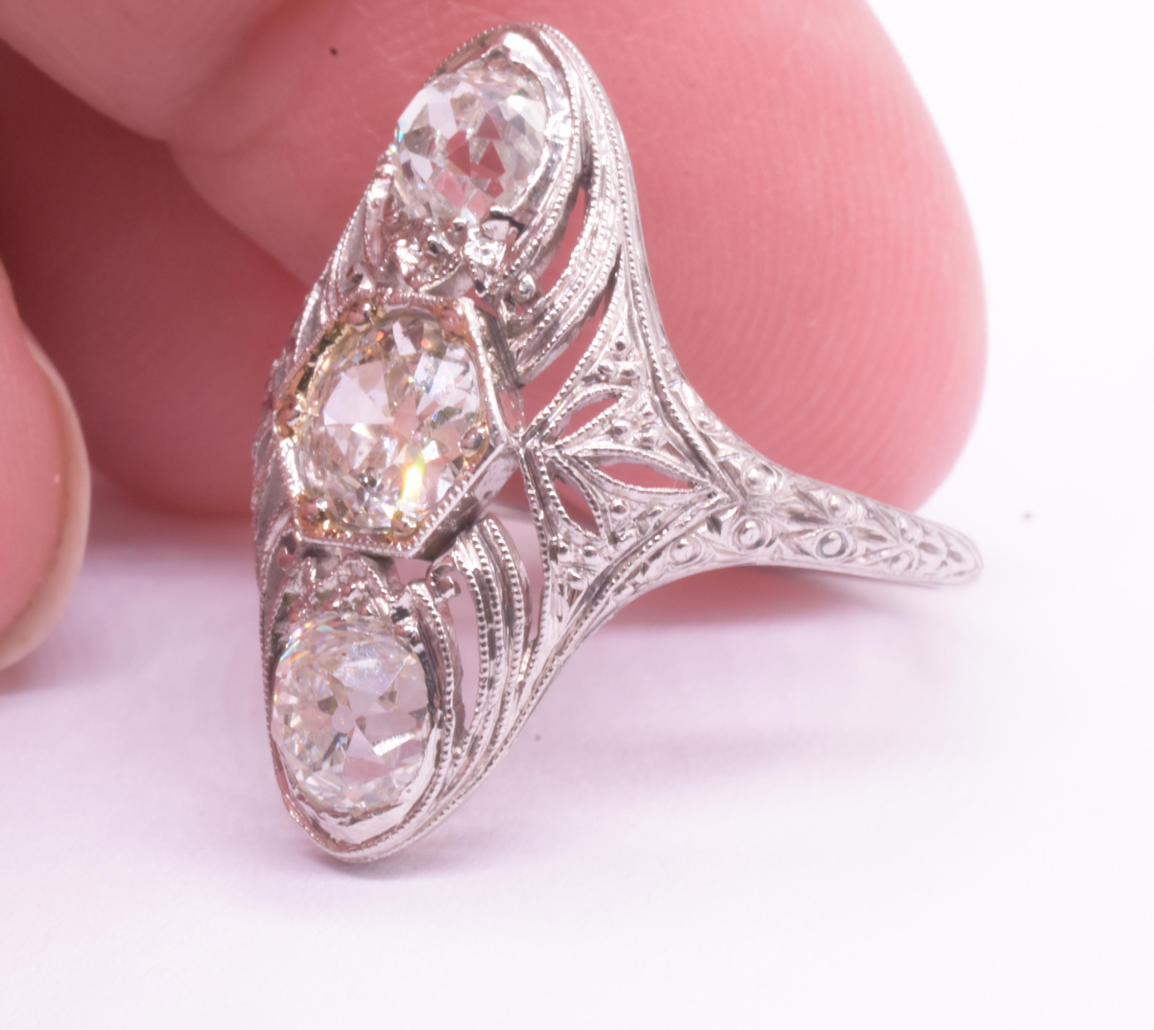 Gli anelli Art Deco, influenzati dall'estetica Machin, hanno un aspetto geometrico, compresi i diamanti stessi con i loro tagli semitondi. I motivi geometrici derivavano dall'attenzione per il cubismo. Gli angoli e le forme erano semplificati, come