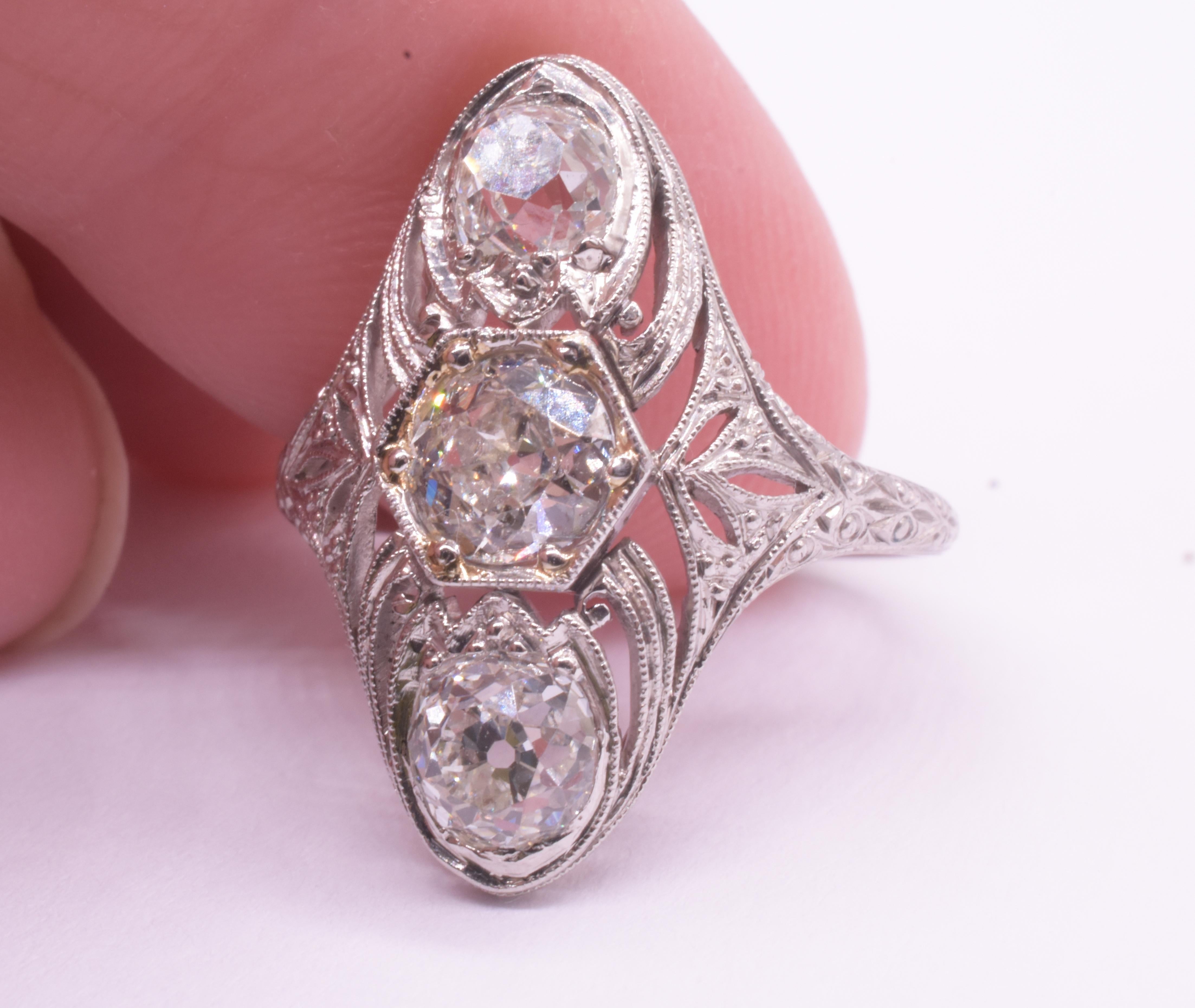 Art Déco Anello con triplo diamante Art Deco a forma di marquise in vendita