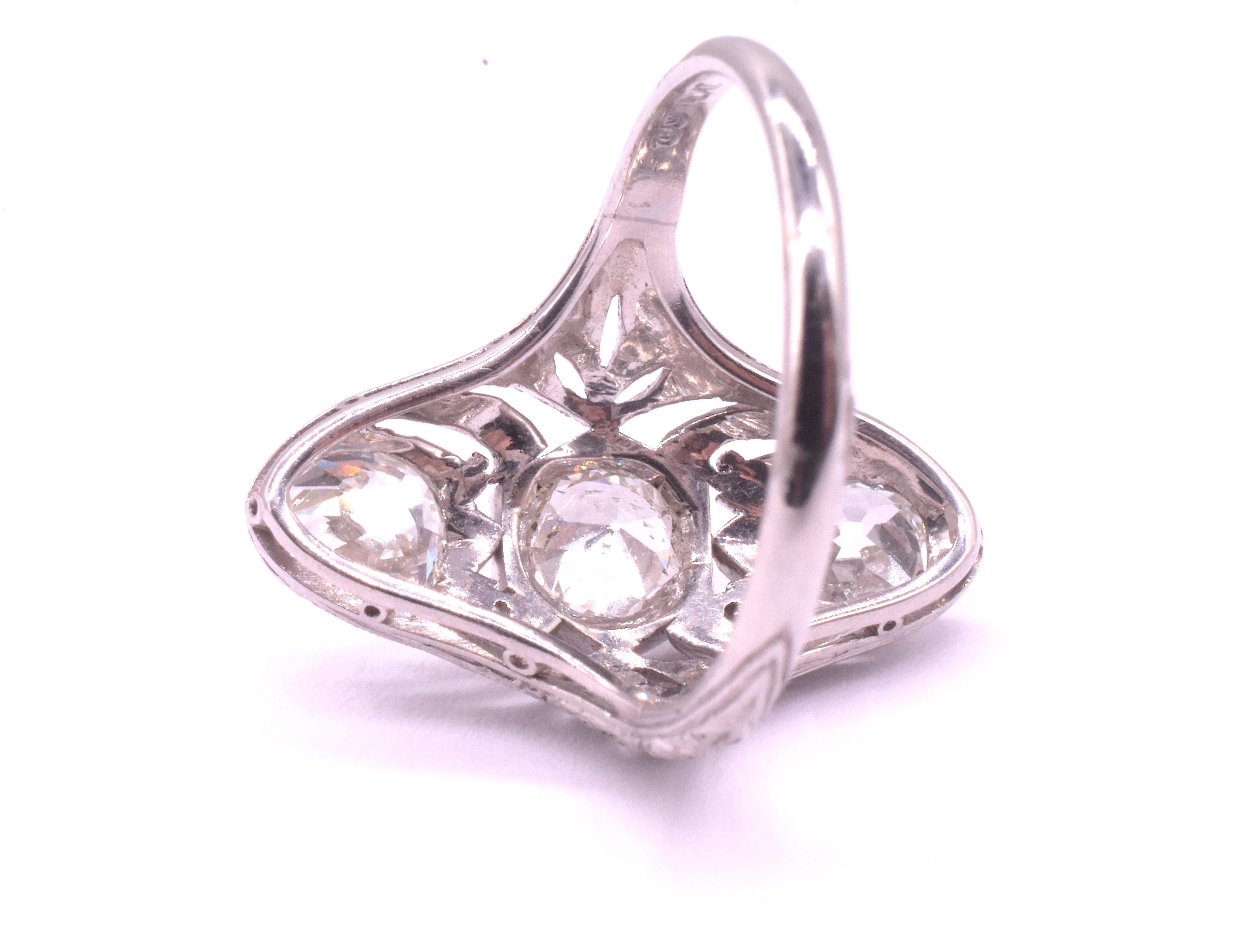 Anello con triplo diamante Art Deco a forma di marquise in vendita 1