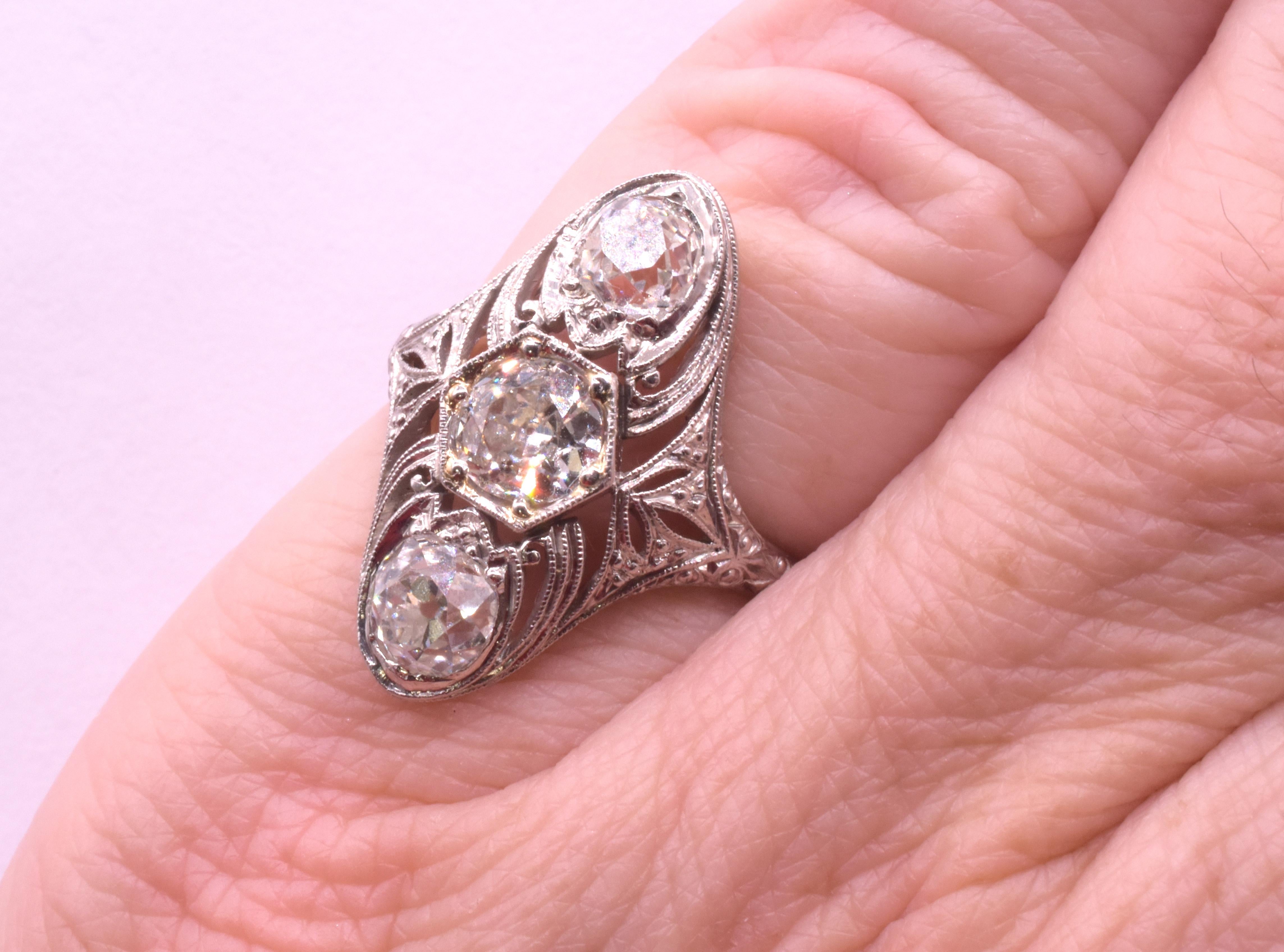 Anello con triplo diamante Art Deco a forma di marquise in vendita 2