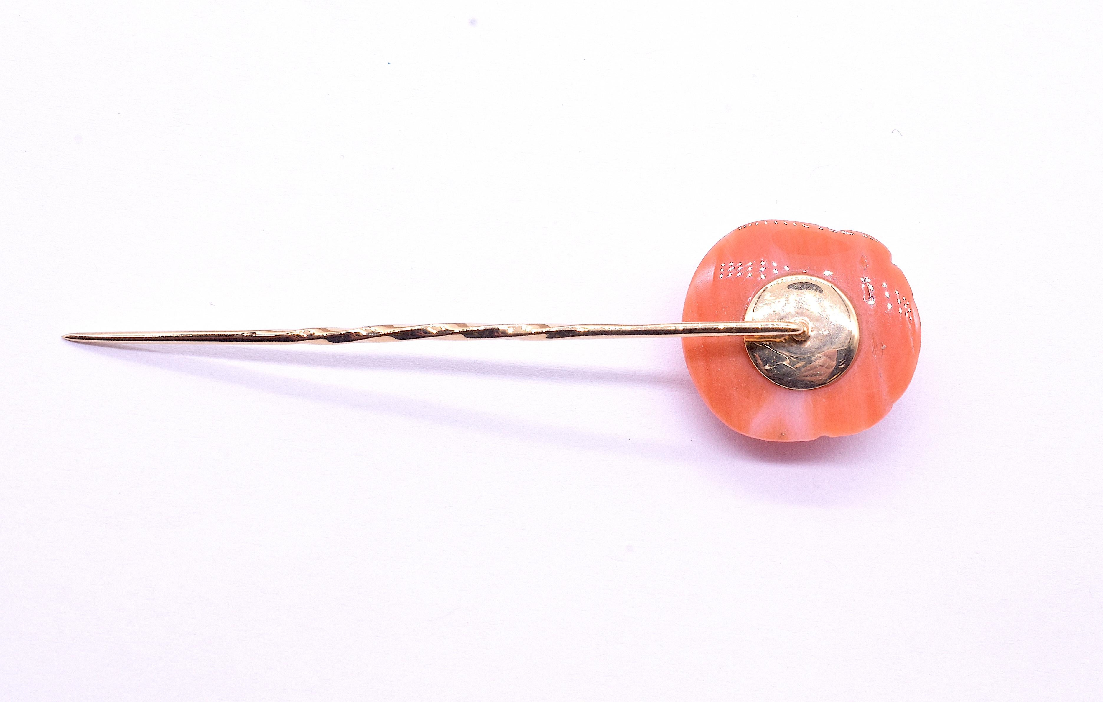 Taille cabochon Épingle à cravate victorienne en corail représentant un visage figuratif dans le motif du Grotesque en vente