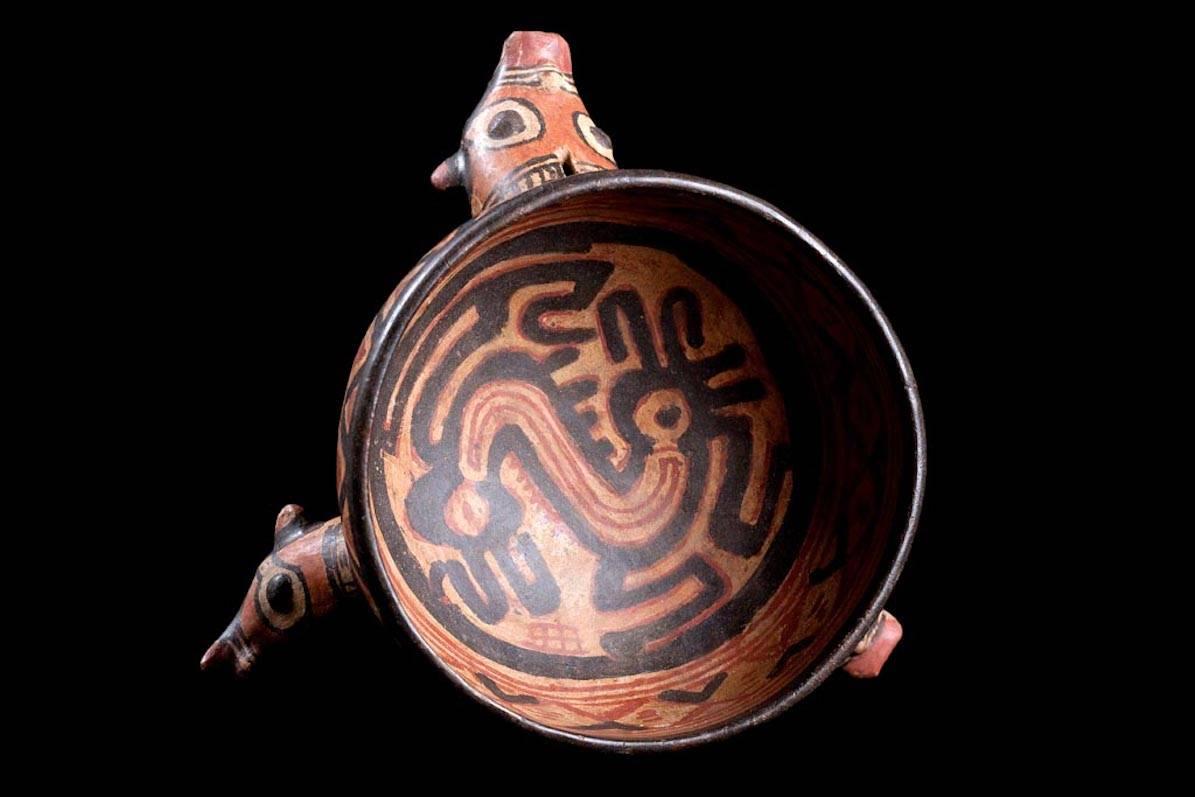 Published Polychromed Rattling Tripod Bowl - Guanacaste, Costa Rica (600-900 AD) In Excellent Condition For Sale In San Pedro Garza Garcia, Nuevo Leon