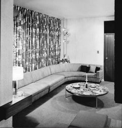 Table basse ronde en carreaux et laiton publiée par Samson Berman