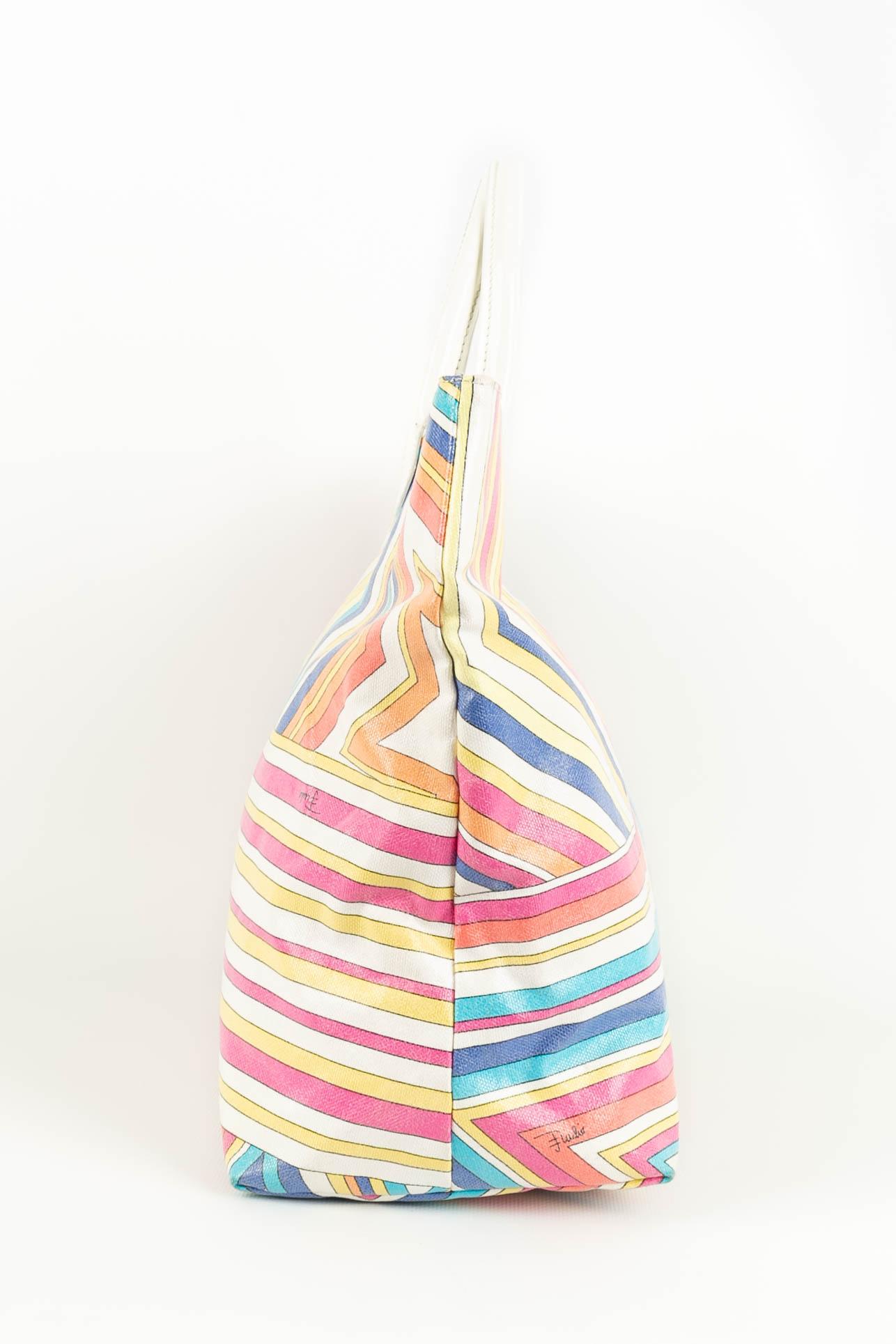 PUCCI - (Made in Italy) Multicolored coated canvas and white patent leather bag. Pink canvas interior.

Condition:
Very good condition

Dimensions:
Width : 38 cm - Height : 30 cm - Depth : 15 cm - Handles : 33 cm

SKU:S43