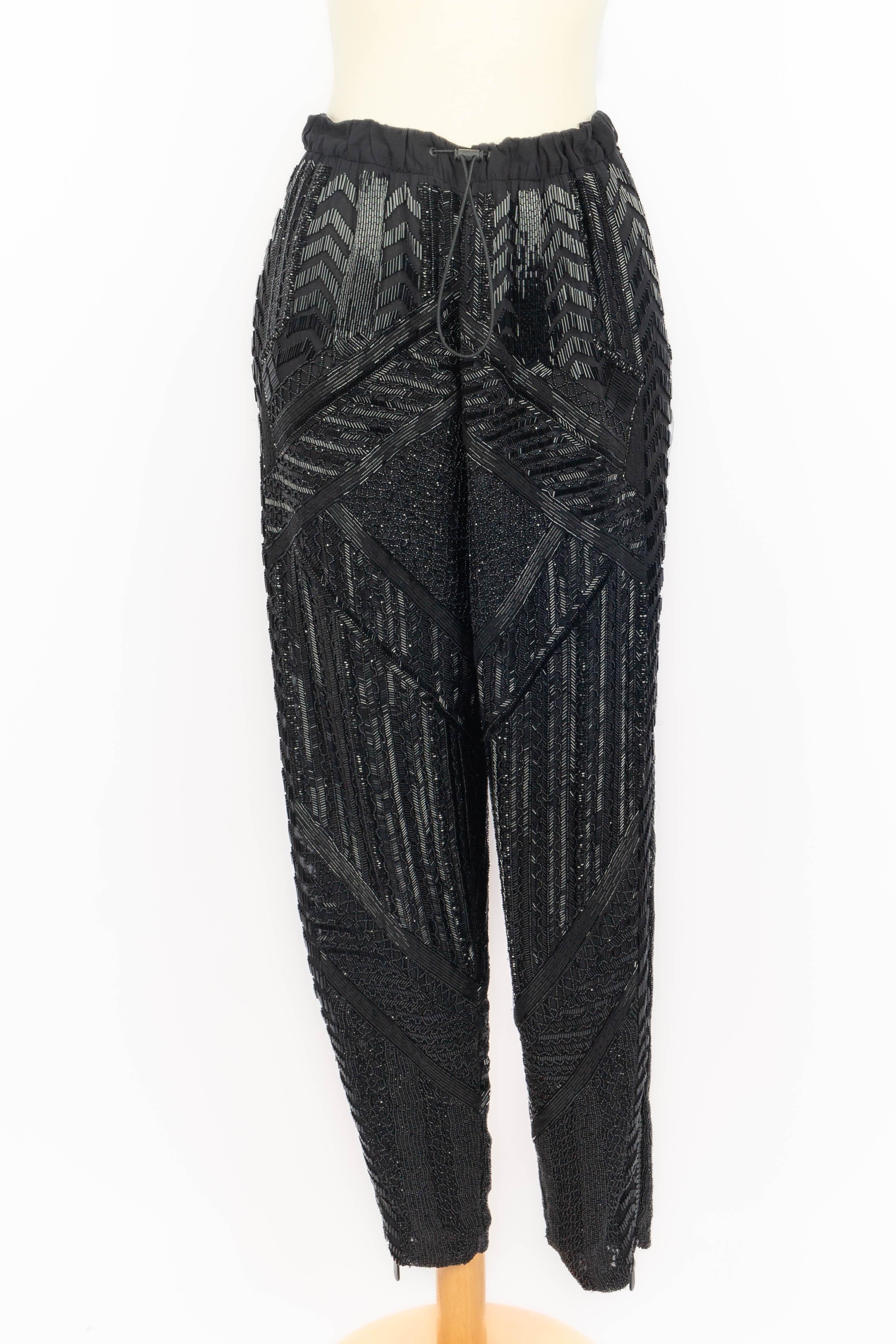 PUCCI - (Fabriqué en Italie) Pantalon en soie noire brodée de perles géométriques. Taille élastiquée. Taille 40IT.

Condit :
Très bon état.

Dimensions :
Taille : 30 cm - Longueur : 96 cm

SKU:FJ167


