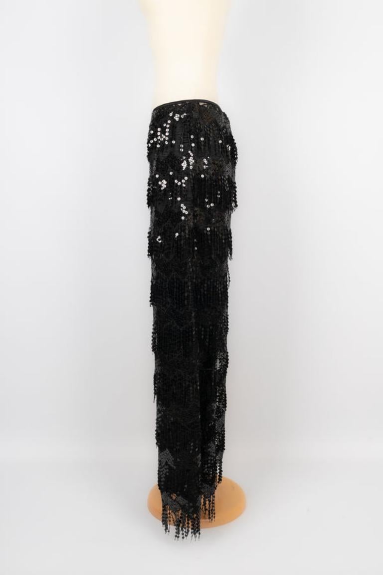 Pucci - (Made in Italy) Black silk and cotton pants covered with lace embroidered with sequined fringes. 40FR size indicated.

Additional information:
Condition: Very good condition
Dimensions: Waist: 39 cm - Hips: 46 cm - Length: 93 cm

Seller