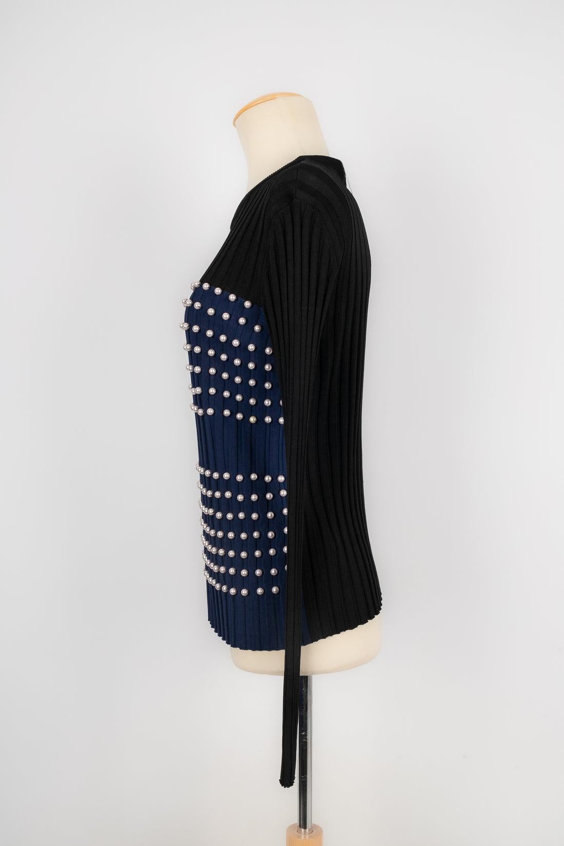 Pucci - (Made in Italy) Blue and black mesh jumper sewn with costume pearls. Size S.

Additional information:
Condition: Very good condition
Dimensions: Shoulder width: 42 cm - Sleeve length: 58 cm - Length: 63 cm

Seller Reference: FH156
