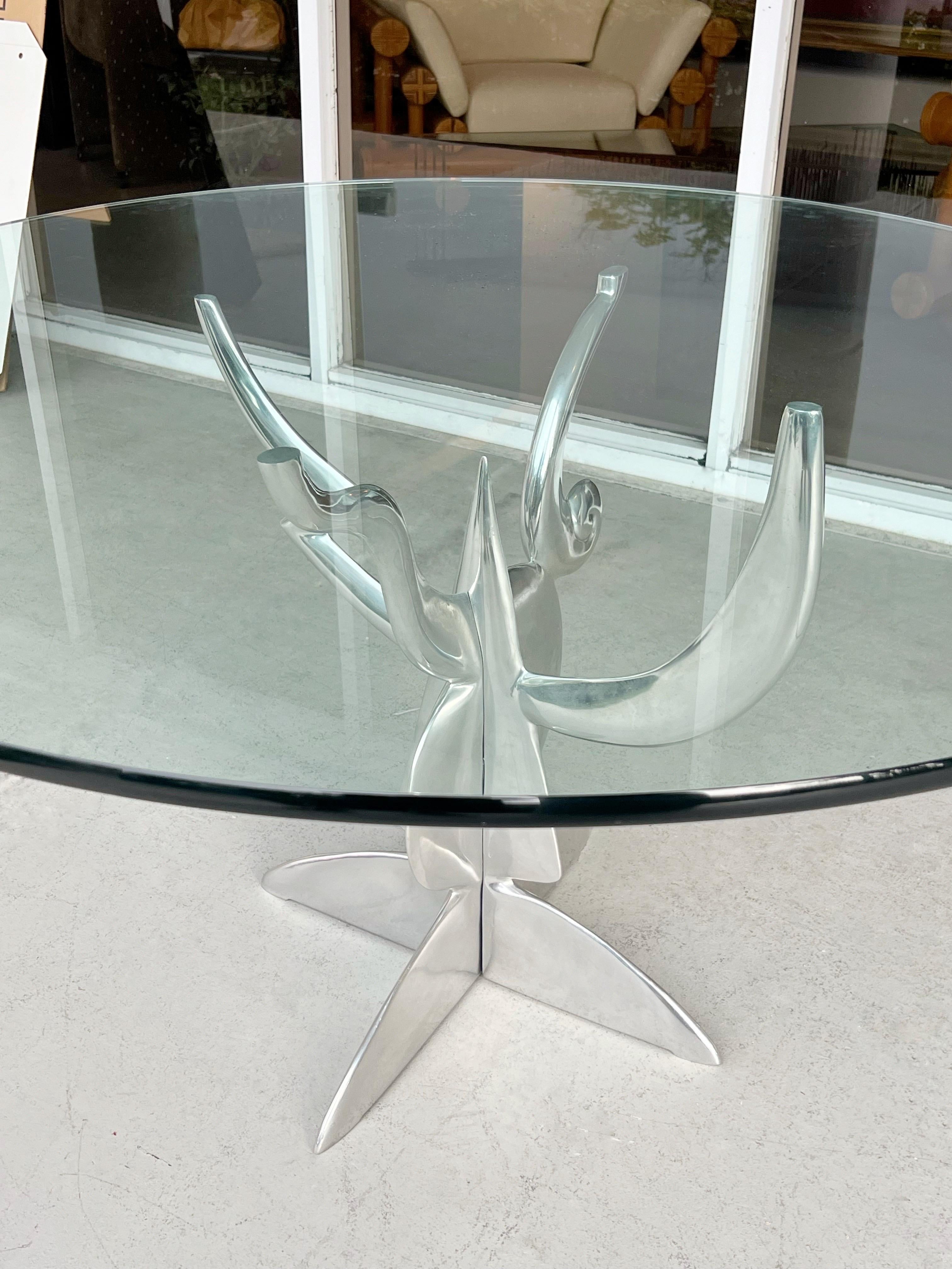 Américain Table de salle à manger Pucci de Rossi en aluminium poli avec plateau en verre en vente