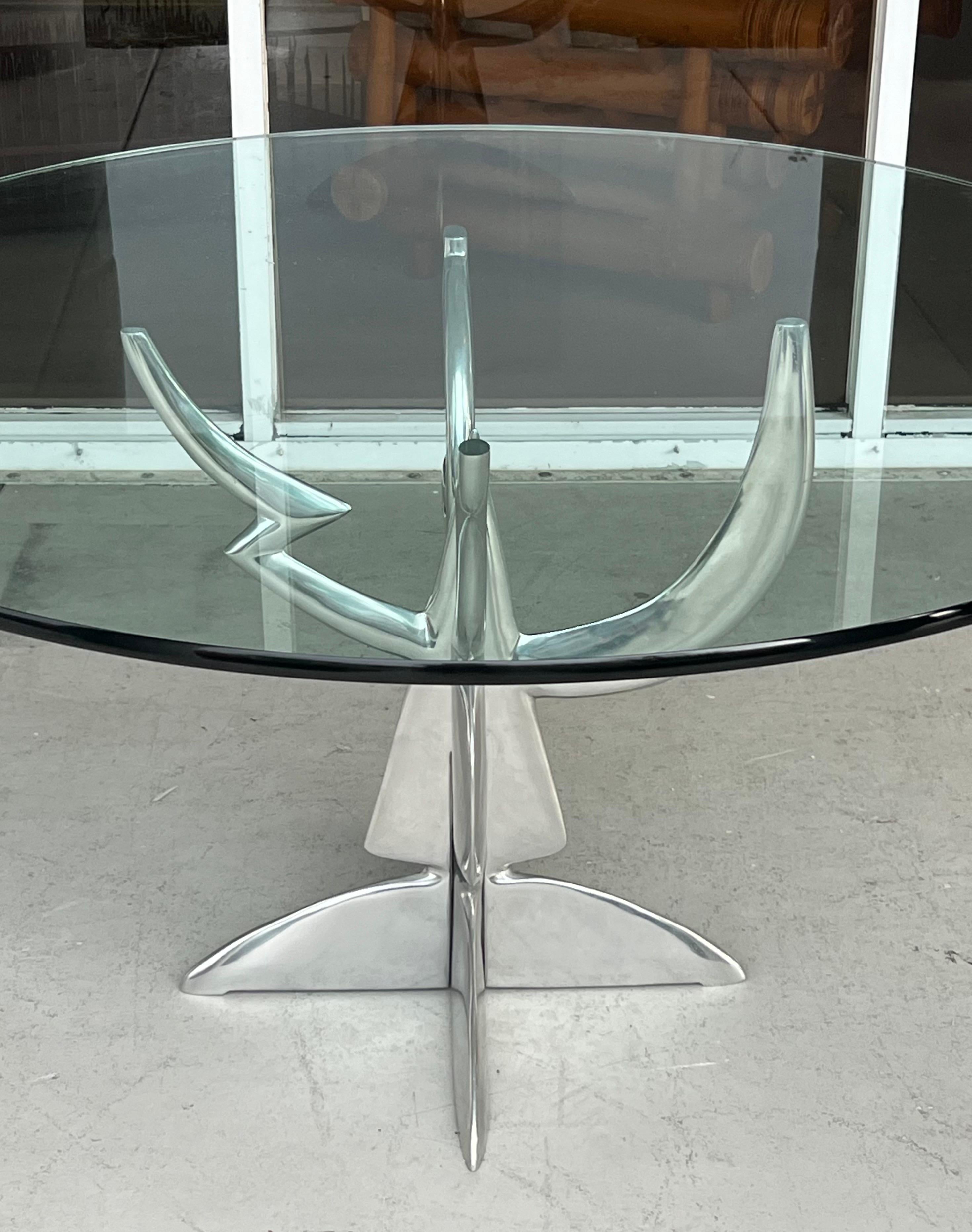 Table de salle à manger Pucci de Rossi en aluminium poli avec plateau en verre Bon état - En vente à Miami, FL