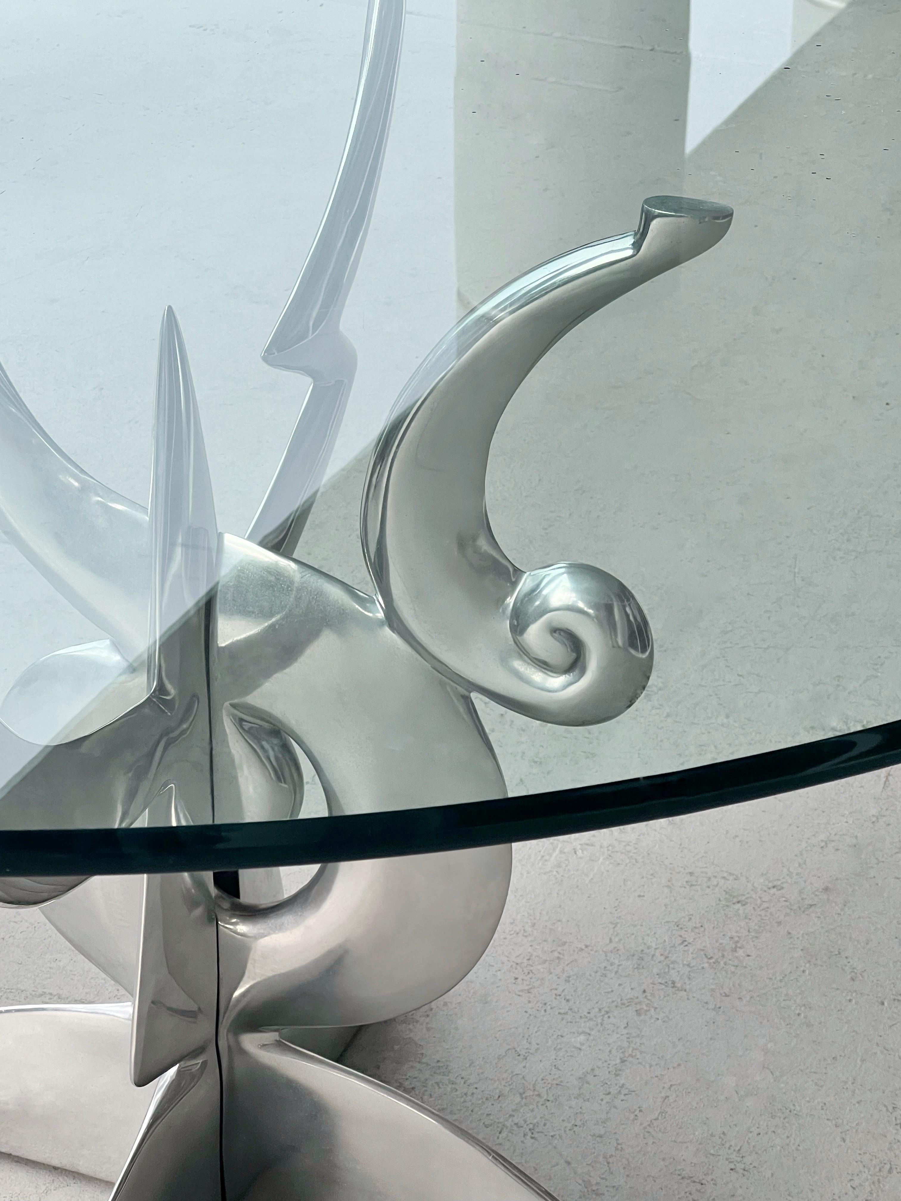 Table de salle à manger Pucci de Rossi en aluminium poli avec plateau en verre en vente 1