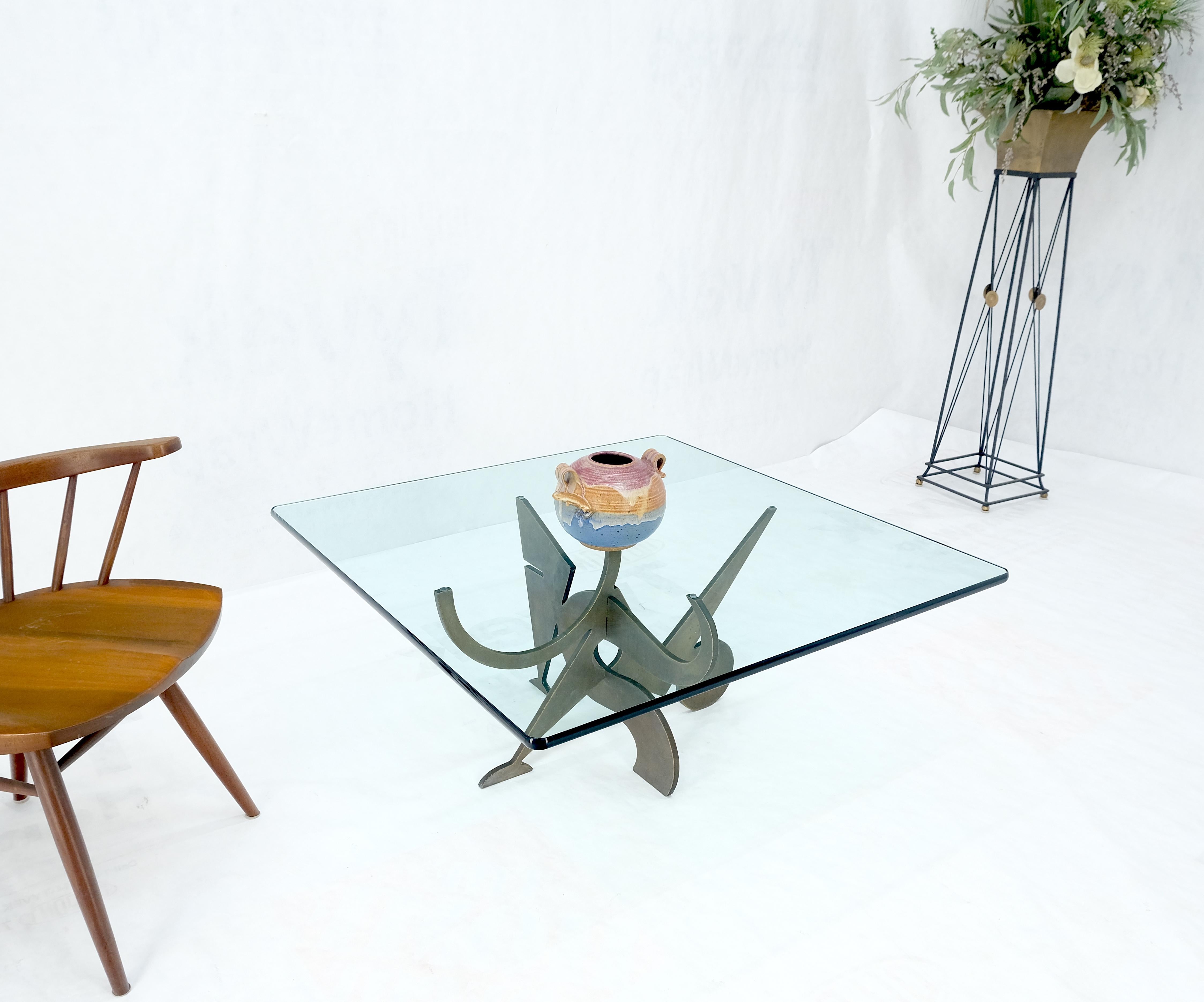 Mid-Century Modern Pucci De Rossi Signé Feuille de Bronze Lourde Taillée Figurines Base Table à Café Carrée  en vente