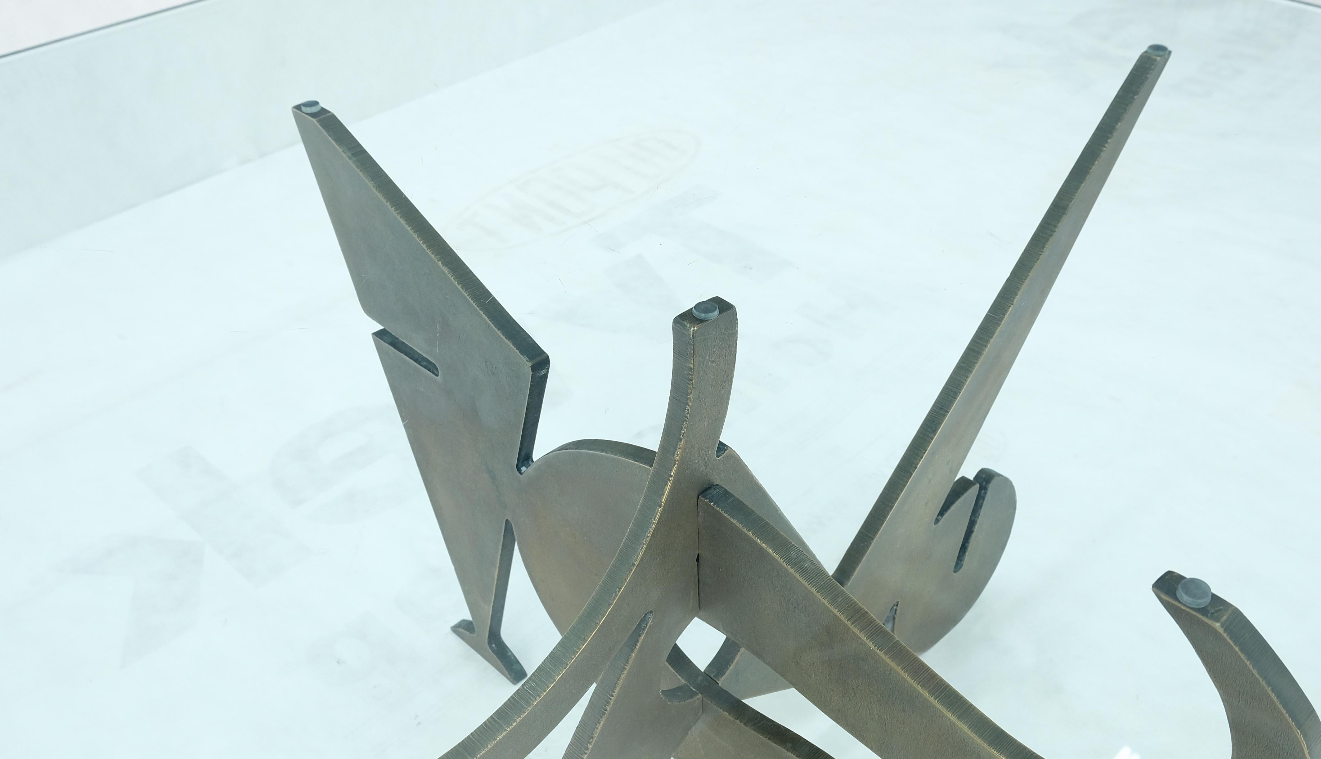 20ième siècle Pucci De Rossi Signé Feuille de Bronze Lourde Taillée Figurines Base Table à Café Carrée  en vente