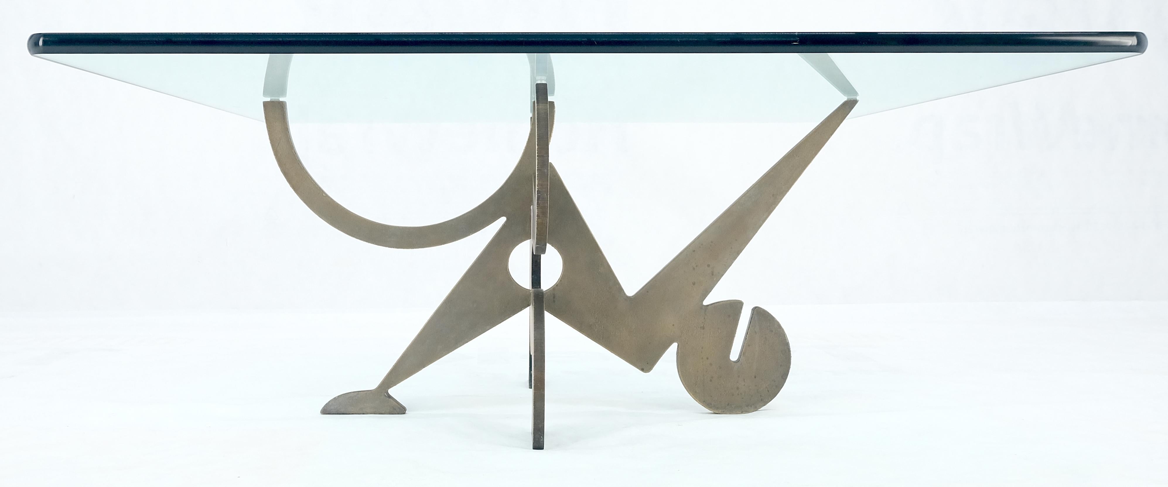 Quadratischer Couchtisch von Pucci de Rossi, signiert, schwer geschliffene Bronze, Blechblech, Figurenfuß  im Angebot 1