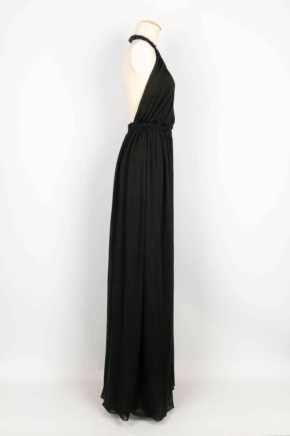PUCCI -Long black dress with bare back and collar lined with black beads. Unsigned dress attributed to Pucci. No size indicated, it corresponds to a 36FR.

Condition:
Very good condition

Dimensions:
Size: 35 cm - Length: 170 cm

SKU:VR130