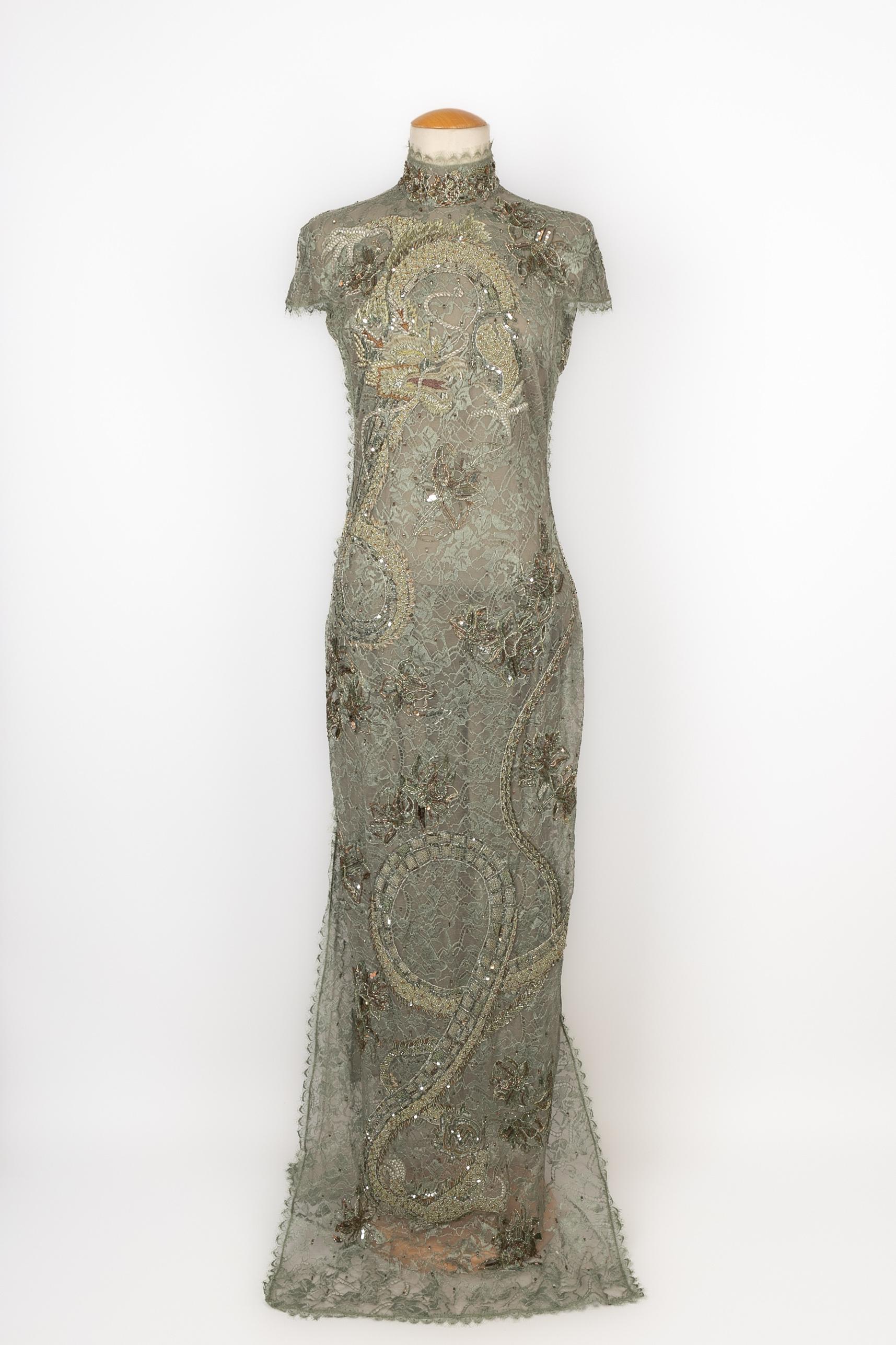 PUCCI - (Made in Italy) Green-tone lace dress embroidered with an Asian dragon pattern, pearls, and sequins. Size 38FR indicated.

Condition:
Very good condition

Dimensions:
Shoulder width: 40 cm - Chest: 46 cm - Length: 160 cm

SKU:VR260