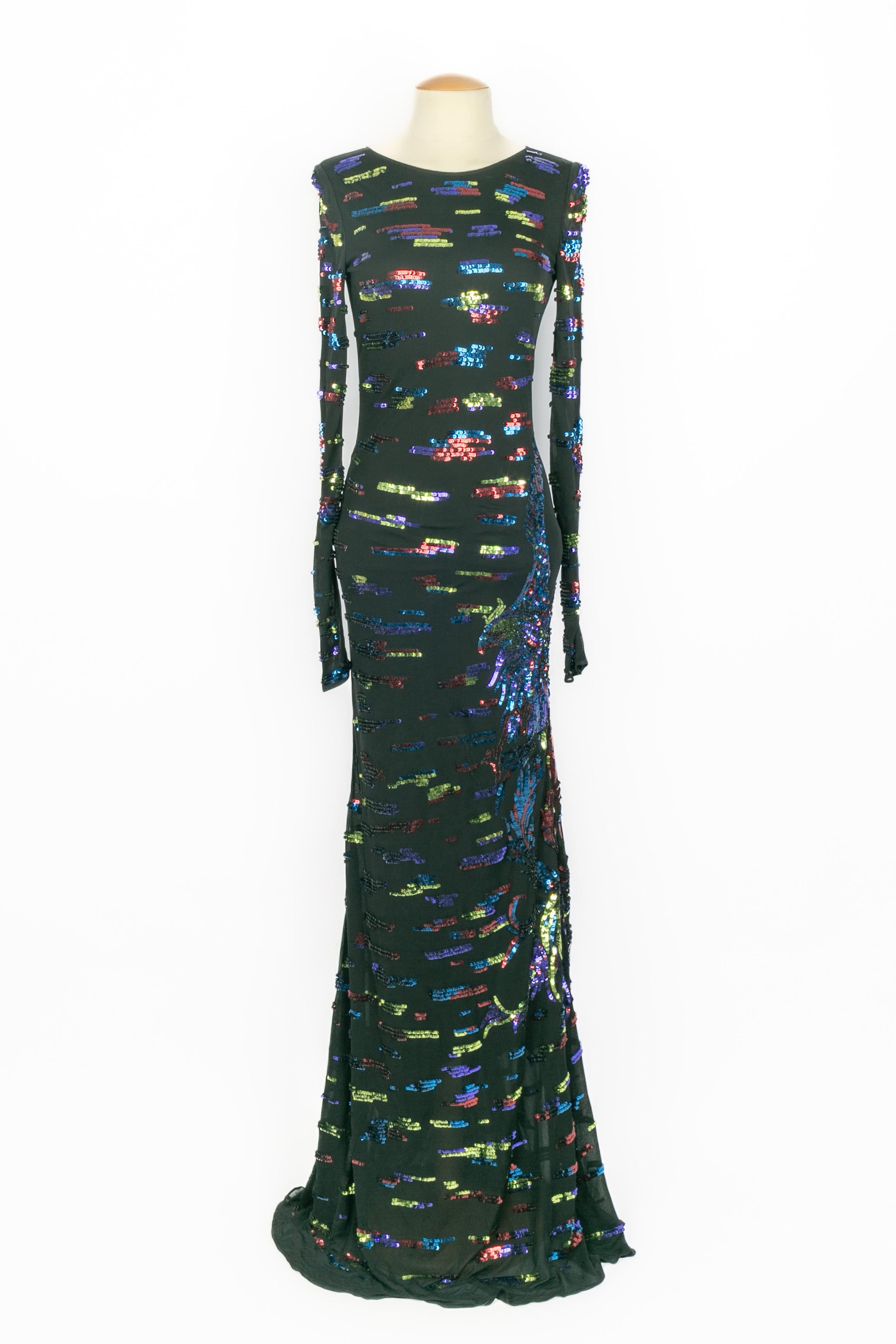 PUCCI - (Made in Italy) Abito lungo in viscosa nera ricamato con un motivo di paillettes colorate. Taglia 40IT. Collezione pre-autunnale 2012 sotto la direzione artistica di Peter Dundas.

Condizioni:
Ottime condizioni

Dimensioni:
Larghezza spalle: