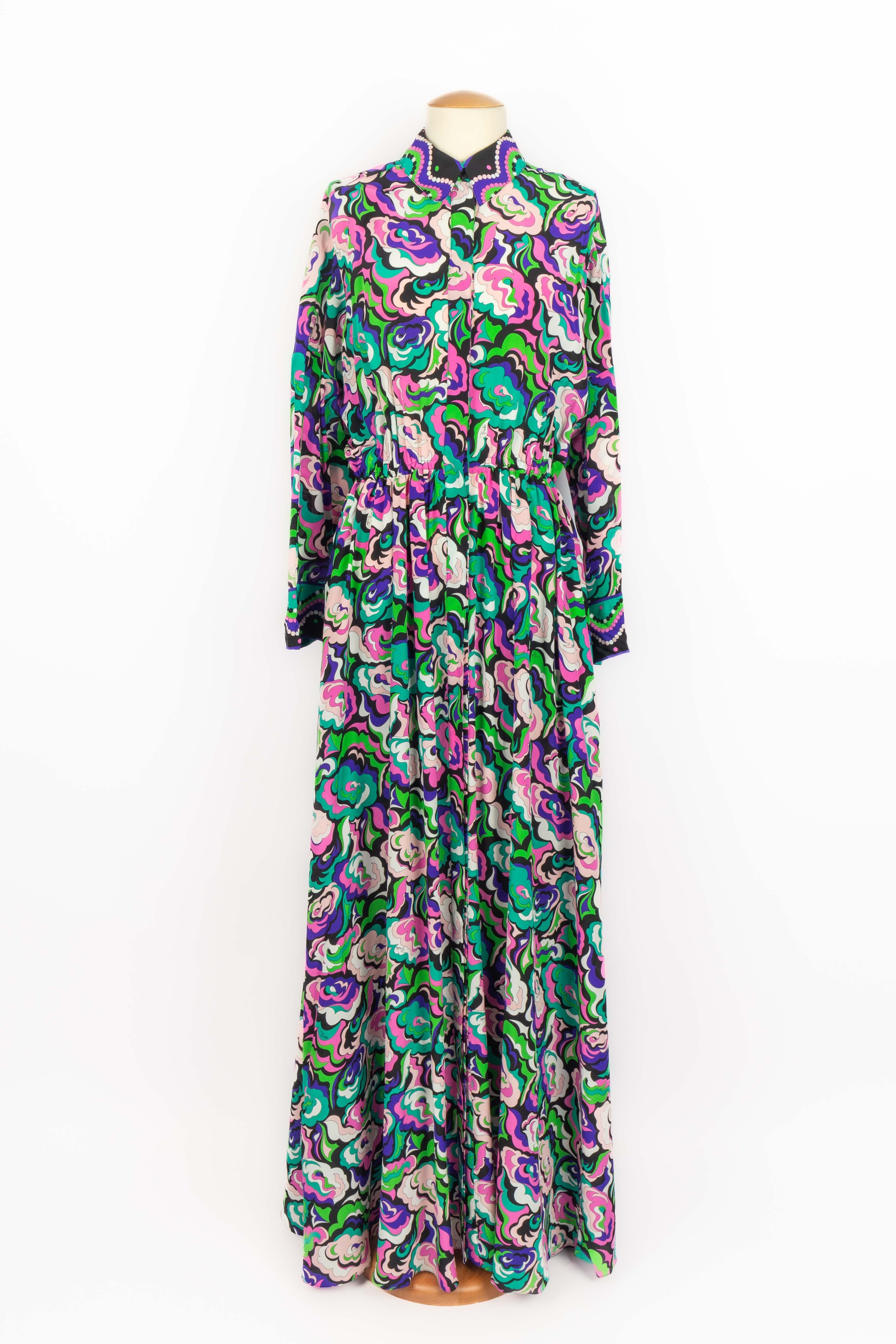 PUCCI - (Made in Italy) Langes Seidenkleid mit rosa, lila und grünem Muster. Größe 42IT. 2018 Pre Fall Collection'S.

Bedingung:
Sehr guter Zustand

Abmessungen:
Schulterbreite: 40 cm - Brustumfang: 41 cm - Taillenumfang: 33 cm - Länge: ca. 160