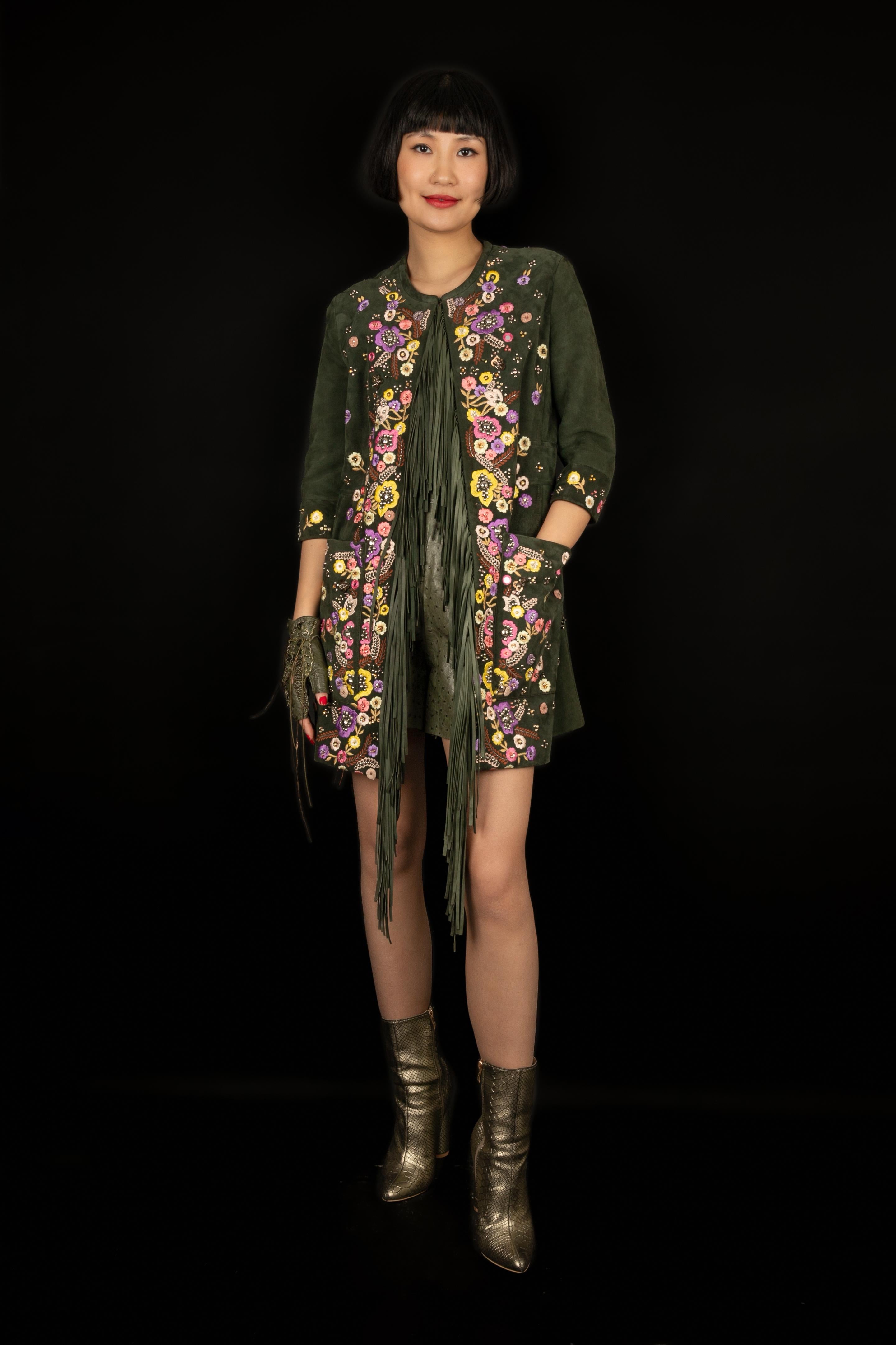 Pucci - (Made in Italy) Coat in embroidered lamb leather, with a silk lining. Size 38FR. Spring/Summer 2015 Collection.

Additional information: 
Dimensions: Shoulder width: 38 cm, Sleeve length: 42 cm, Length: 83 cm
Condition: Very good
