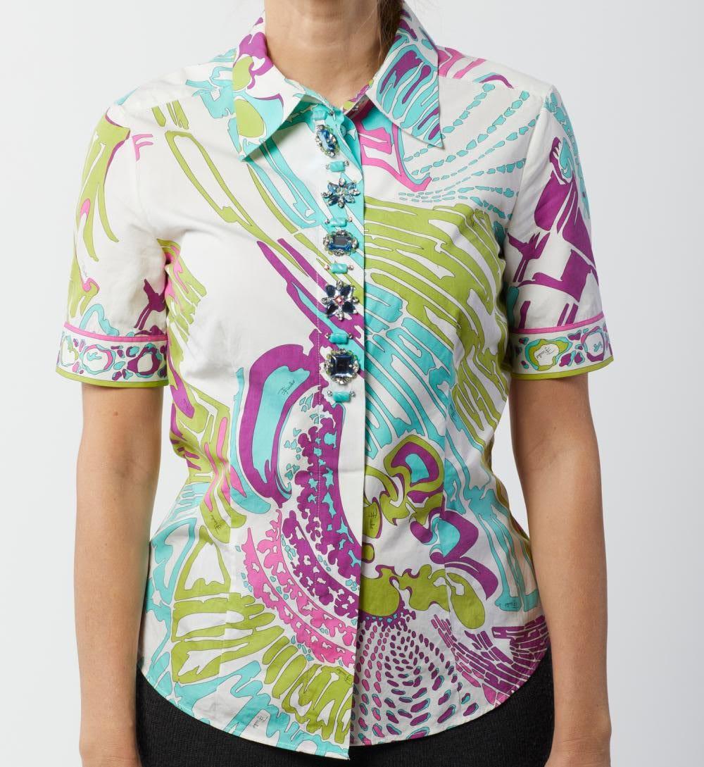 Camicia stampata a maniche corte... Camicia a maniche corte Emilio Pucci vintage dei primi anni 2000, stampa astratta nei toni del turchese, del lime e di due tonalità di viola su sfondo bianco, bottoni interni in madreperla incisi da Emilio Pucci e