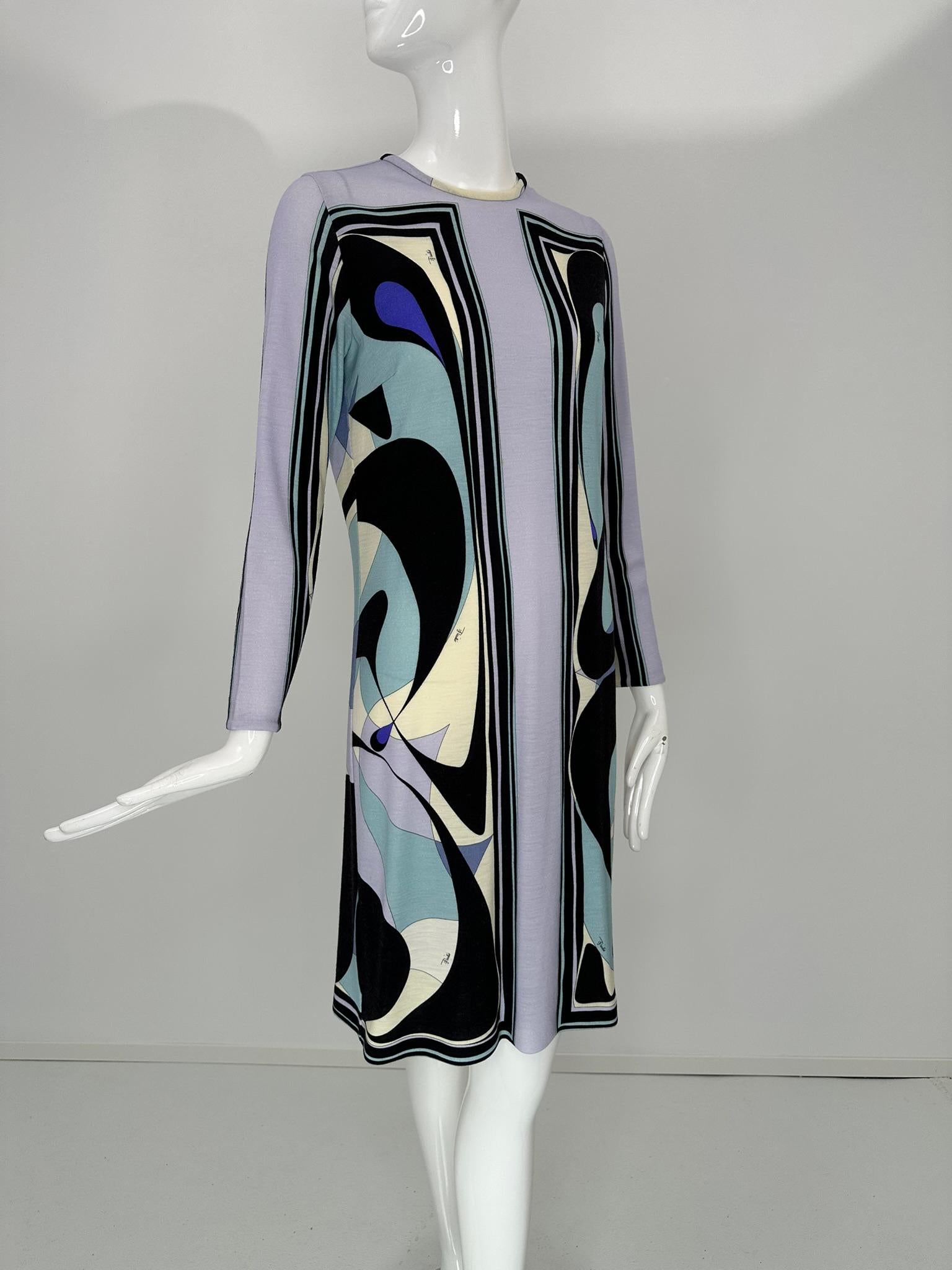 Robe à col rond, manches longues, en jersey de laine léger, à motifs géométriques Pucci, marquée taille 40/US10. Robe à manches longues dans une magnifique combinaison de couleurs.
couleurs lavande, violet, bleu ciel, crème et noir. 
Col rond en