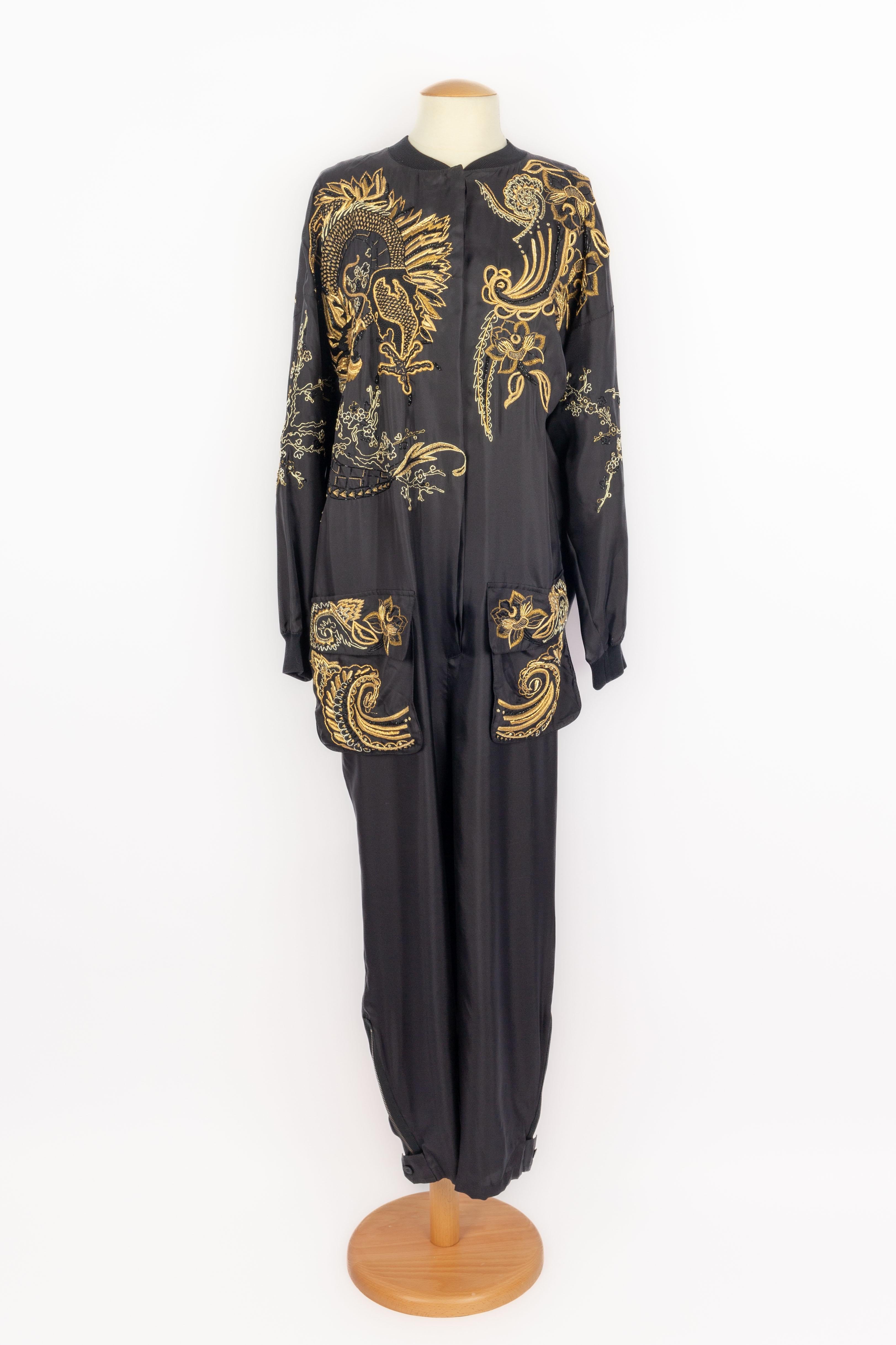 PUCCI - (Made in Italy) Schwarzer Seidenoverall, verziert mit Blumen, Drachen und Vögeln, bestickt mit schwarzen und goldenen Perlen und Fäden. Größe 40IT. 2013 Frühjahr-Sommer Collection unter der künstlerischen Leitung von Peter