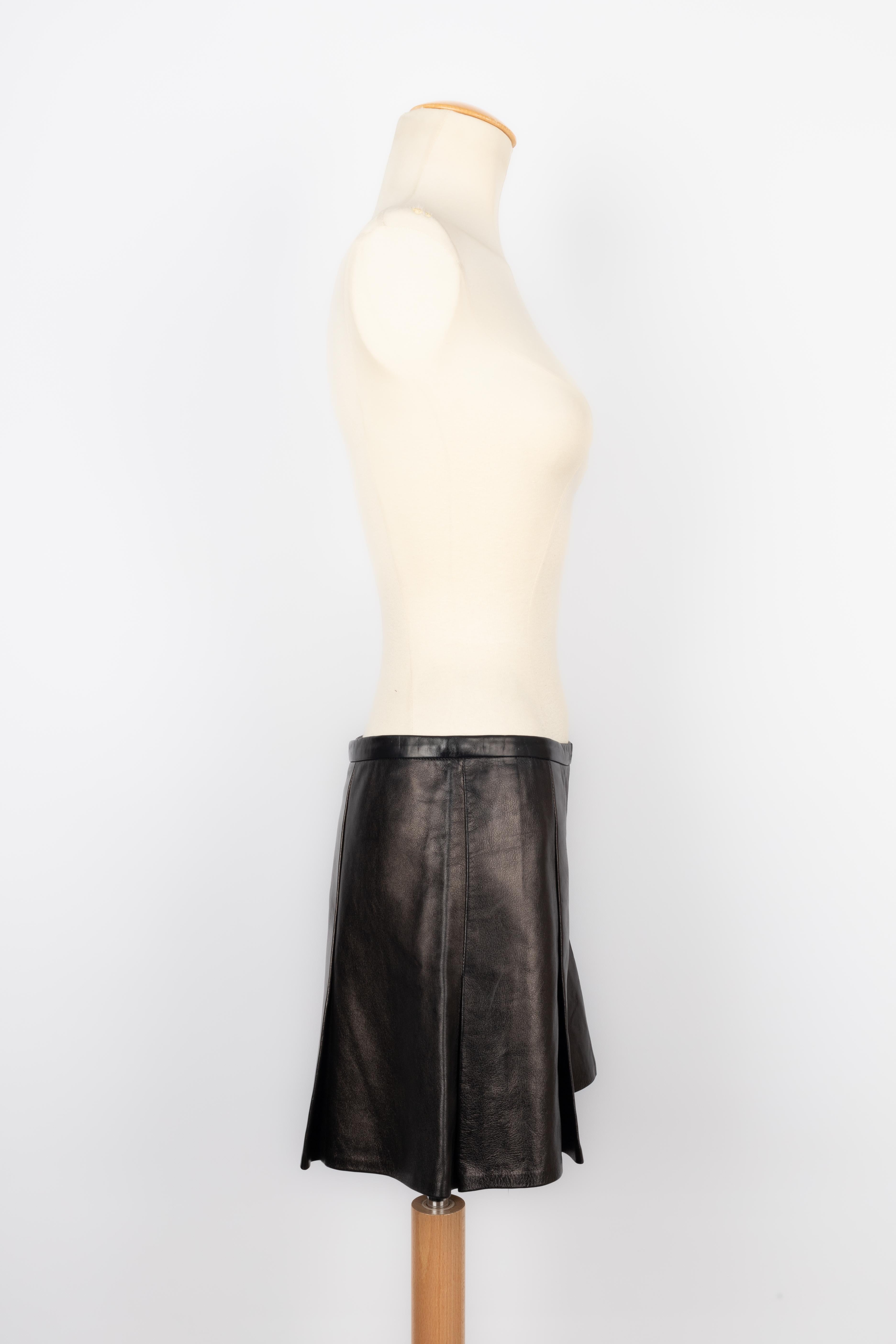 PUCCI - (Made in Italy) Black lamb leather shorts. Size 38FR.

Condition:
Very good condition

Dimensions:
Waist: 38 cm - Length: 36 cm

FJ91