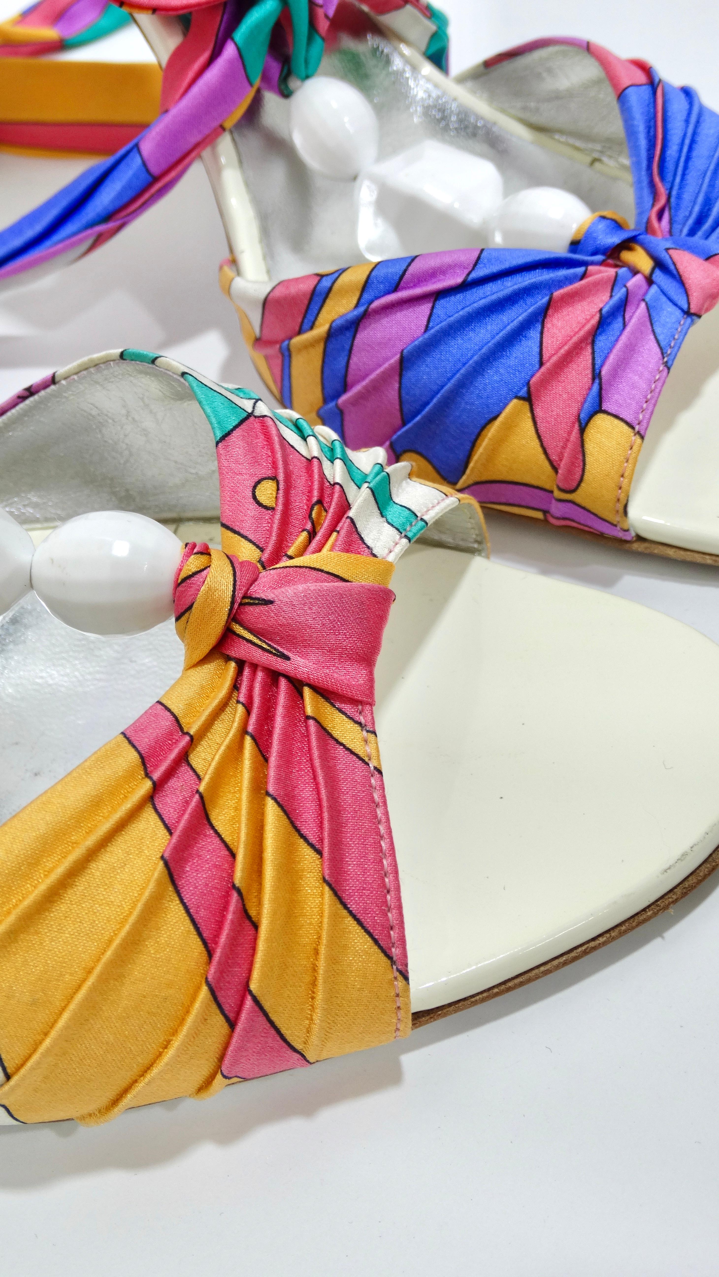 Pucci Mehrfarbige Satin-Sandalen mit Krawattenabsatz für Damen oder Herren im Angebot