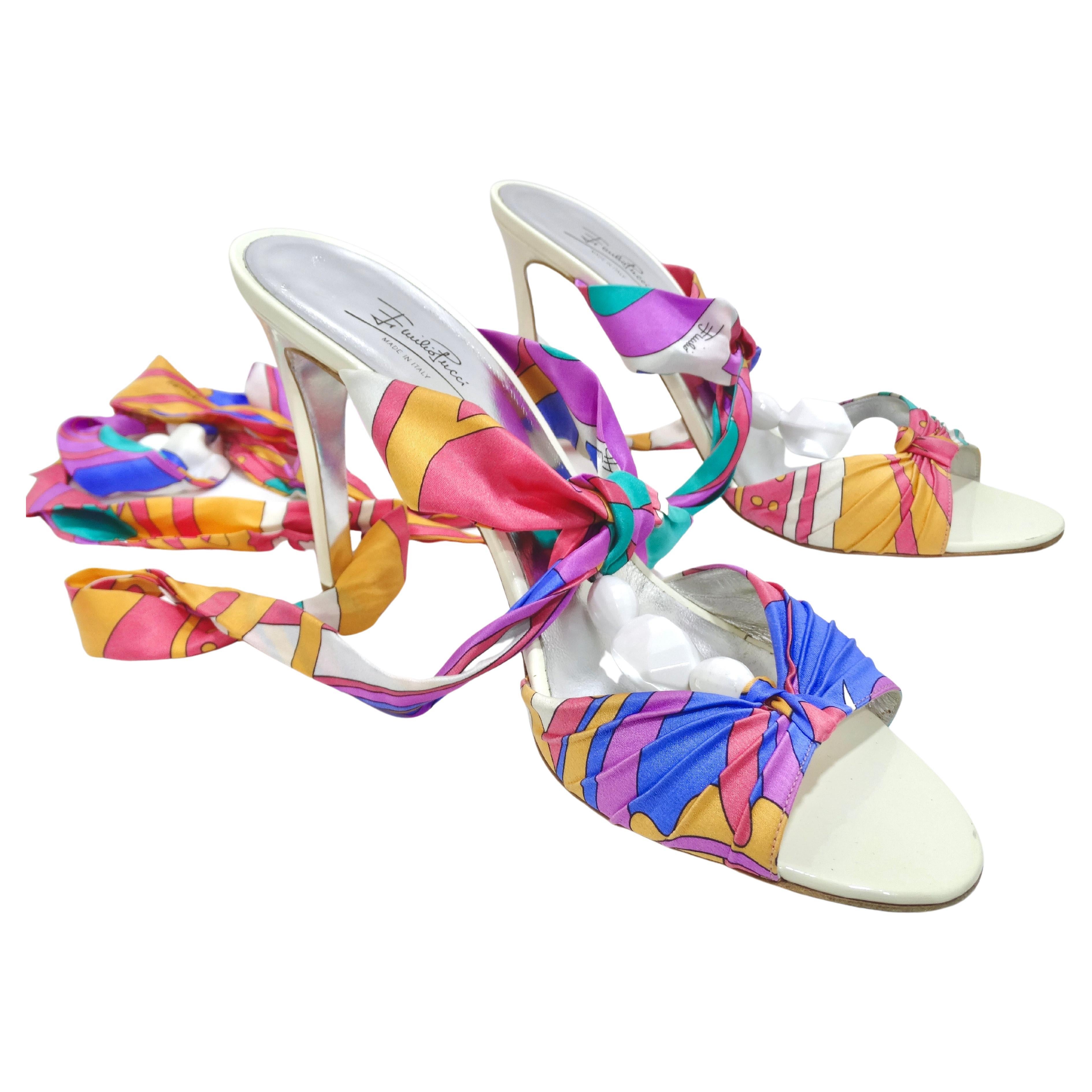 Pucci Mehrfarbige Satin-Sandalen mit Krawattenabsatz im Angebot