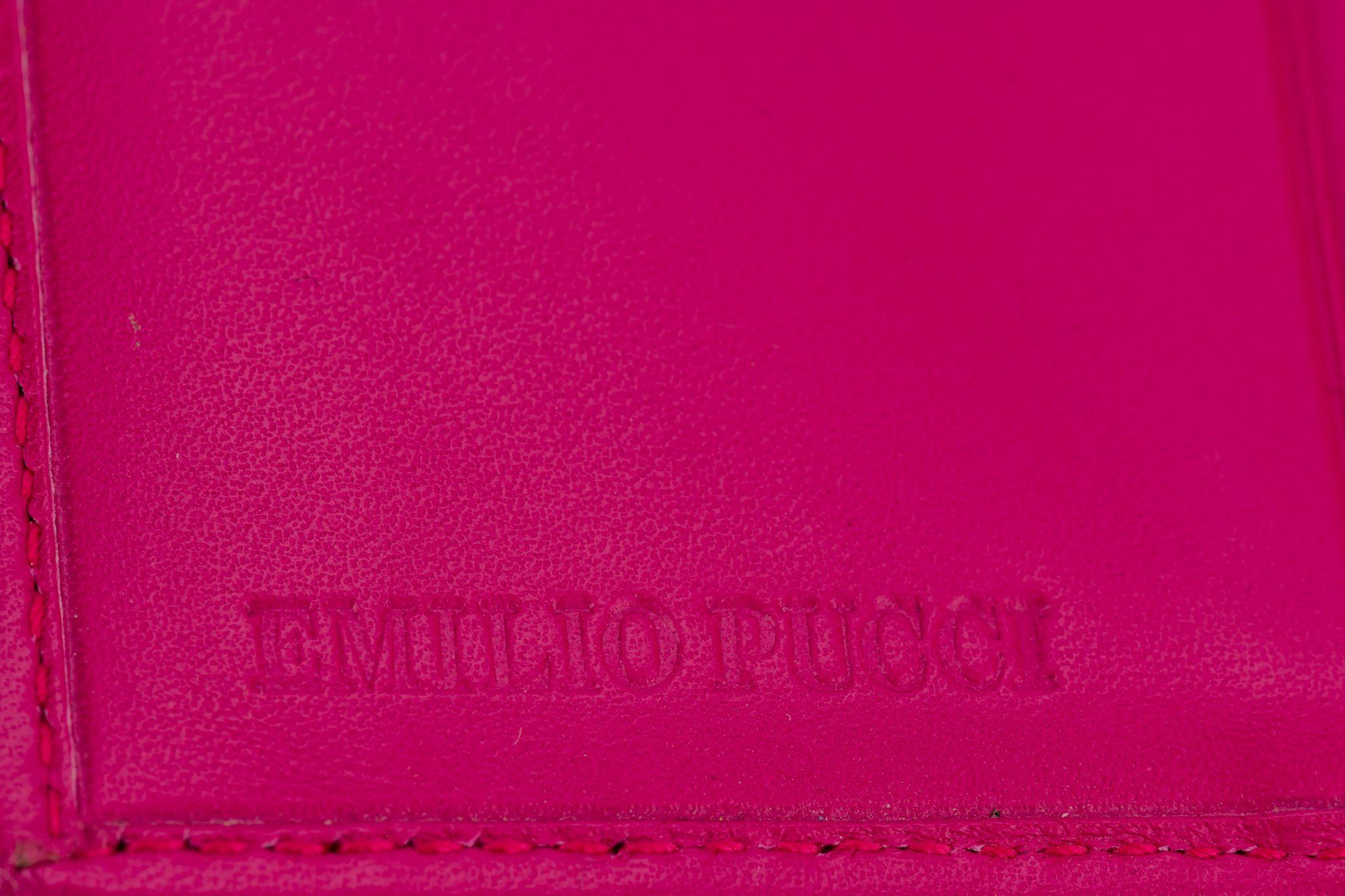 Nuovo portafoglio Pucci, in pelle fucsia e stampa multicolore. Scomparti multipli per carte e monete. 
Arriva  con copertina originale.