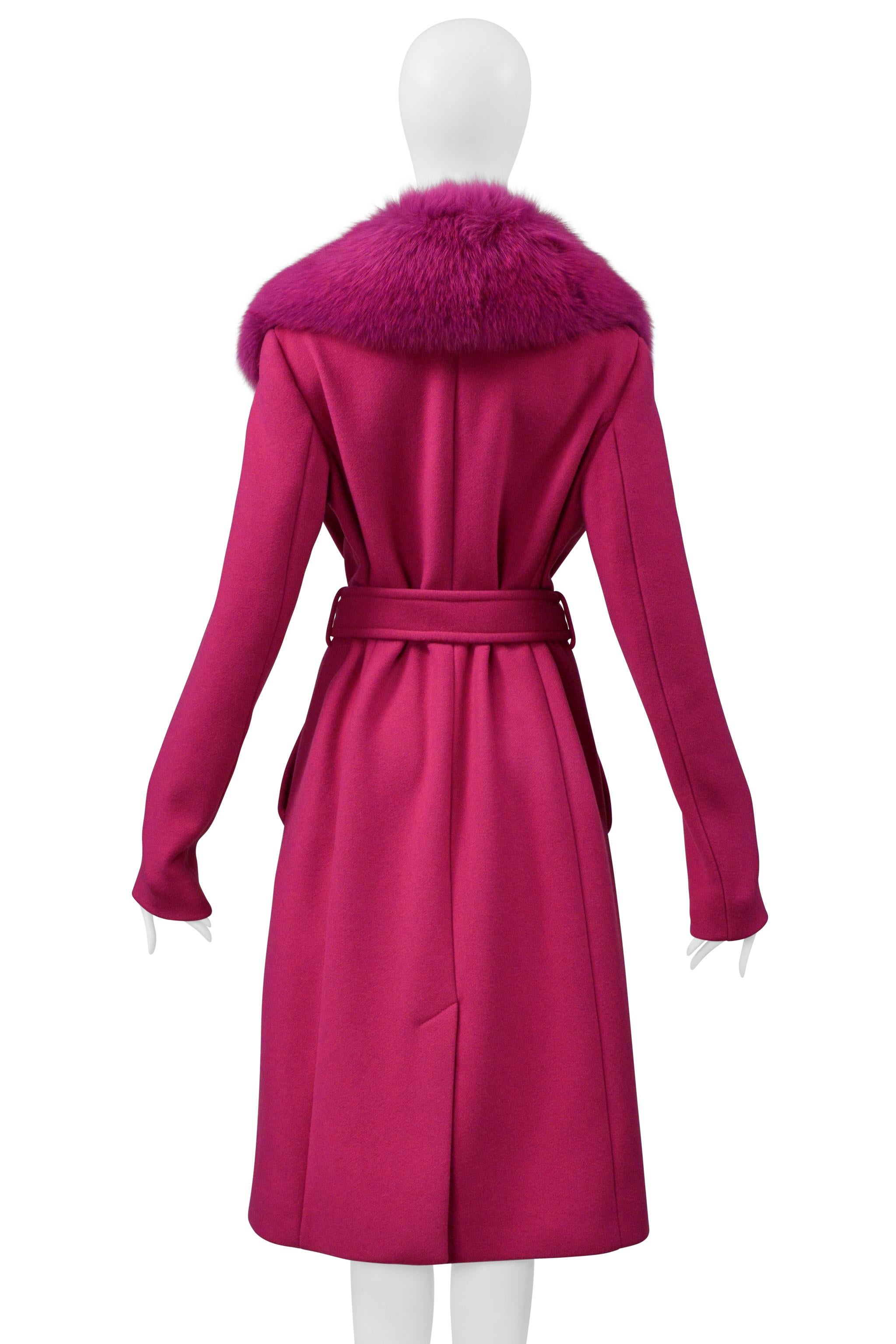 Resurrection Vintage se complace en ofrecer un abrigo rosa Pucci con cuello de piel de zorro, con cierre de doble botonadura, cintura con cinturón, bolsillos laterales, cuello desmontable y largo por debajo de la rodilla. 

Pucci

Talla: 40
Tejido: