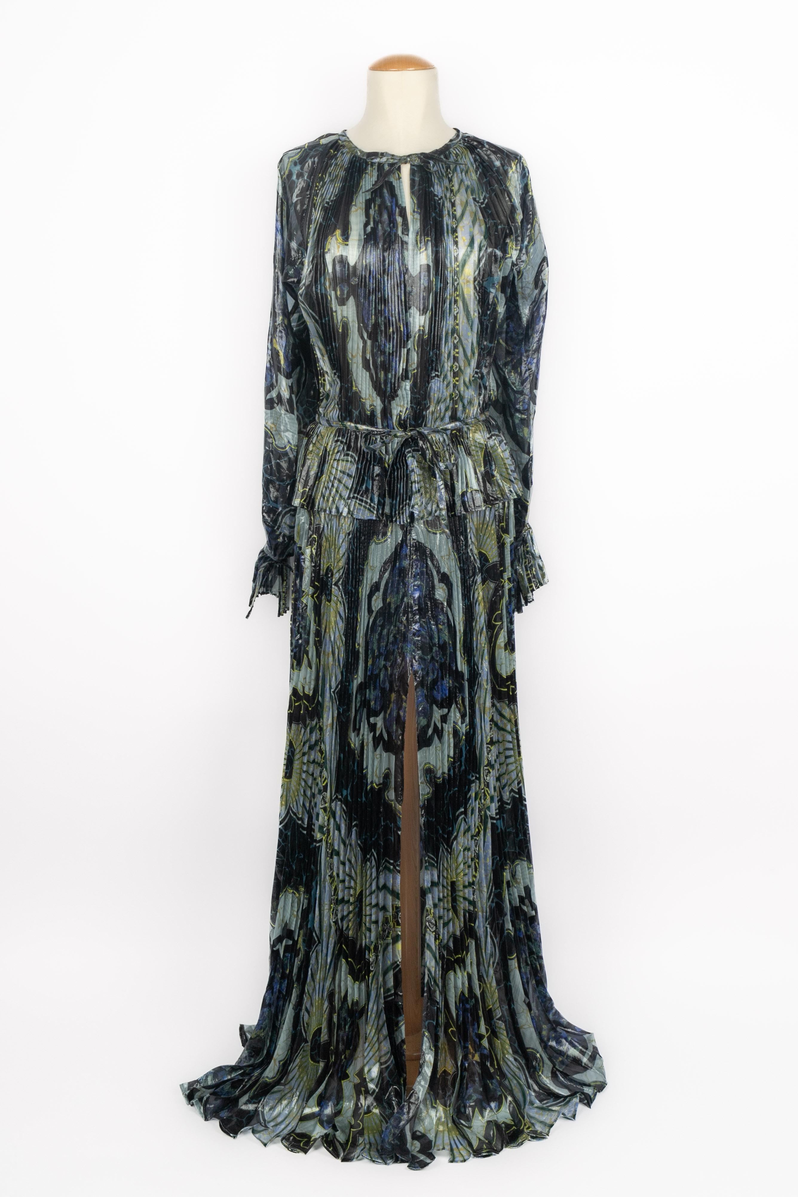 PUCCI - (Made in Italy) Long pleated silk dress with a front split and stylized flower pattern in blue, yellow, and black tones enhanced with shiny threads. Size 42IT.

Condition:
Very good condition

Dimensions:
Waist: 35 cm - Sleeve length: 65 cm