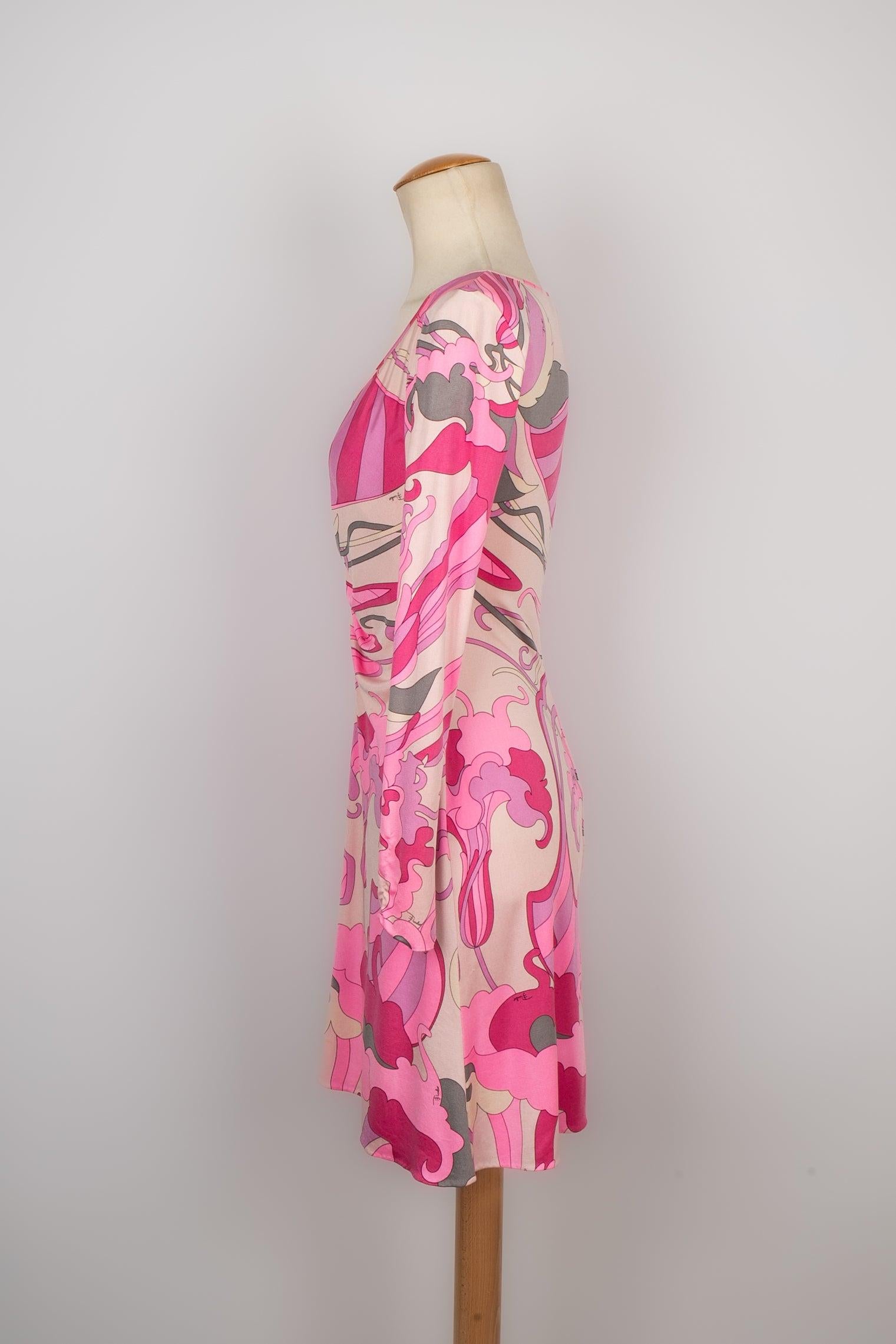Pucci - (Made in Italy) Short silk jersey dress in pink tones. No size label, it fits a 36FR.

Additional information:
Condition: Good condition
Dimensions: Shoulder width: 38 cm - Sleeve length: 57 cm - Length: 87 cm

Seller Reference: VR214