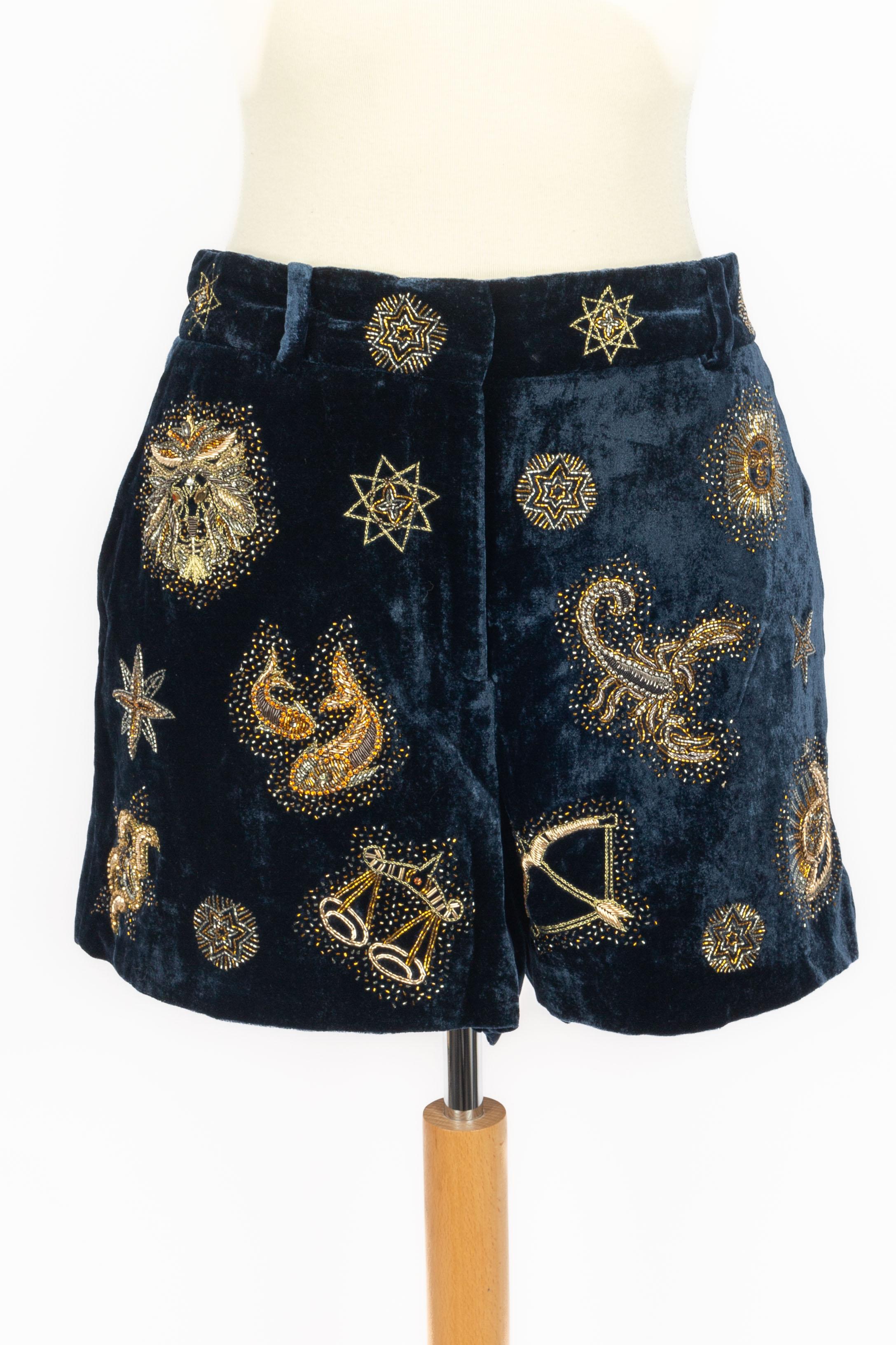 PUCCI - (Made in Italy) Marineblaue Samtshorts mit Sternzeichenverzierung aus Perlen und Strass in Gold- und Silbertönen. Größe 42IT. 2015 Herbst-Winter Collection unter der künstlerischen Leitung von Peter Dundas.

Bedingung:
Sehr guter