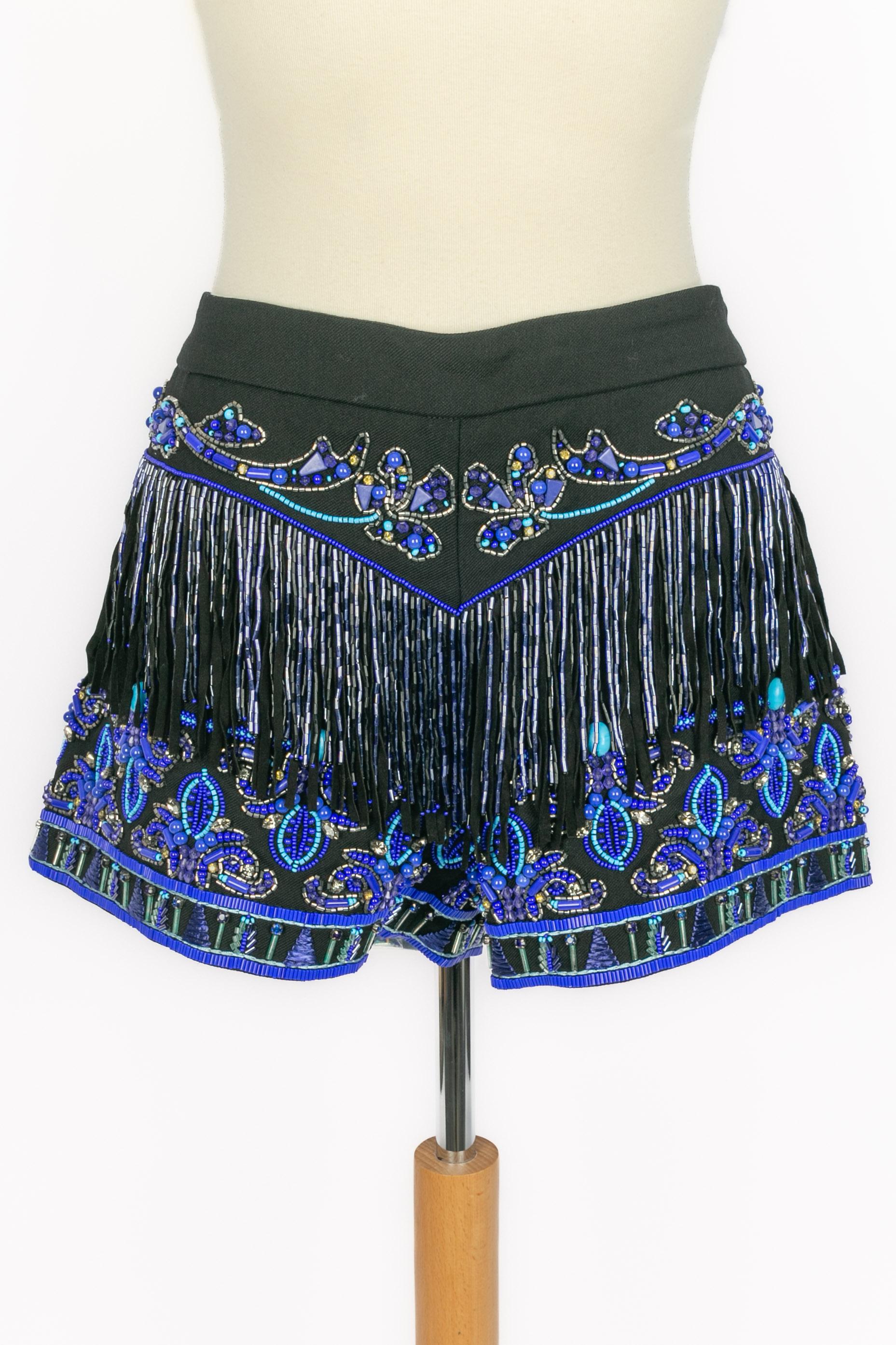 PUCCI - (Made in Italy) Pantalones cortos de seda y lana negros bordados con perlas y brillantes que representan frisos ornamentales, y con flecos. Talla 40IT. Colección Resort 2015 bajo la dirección de Peter Dundas.

Estado:
Muy buen